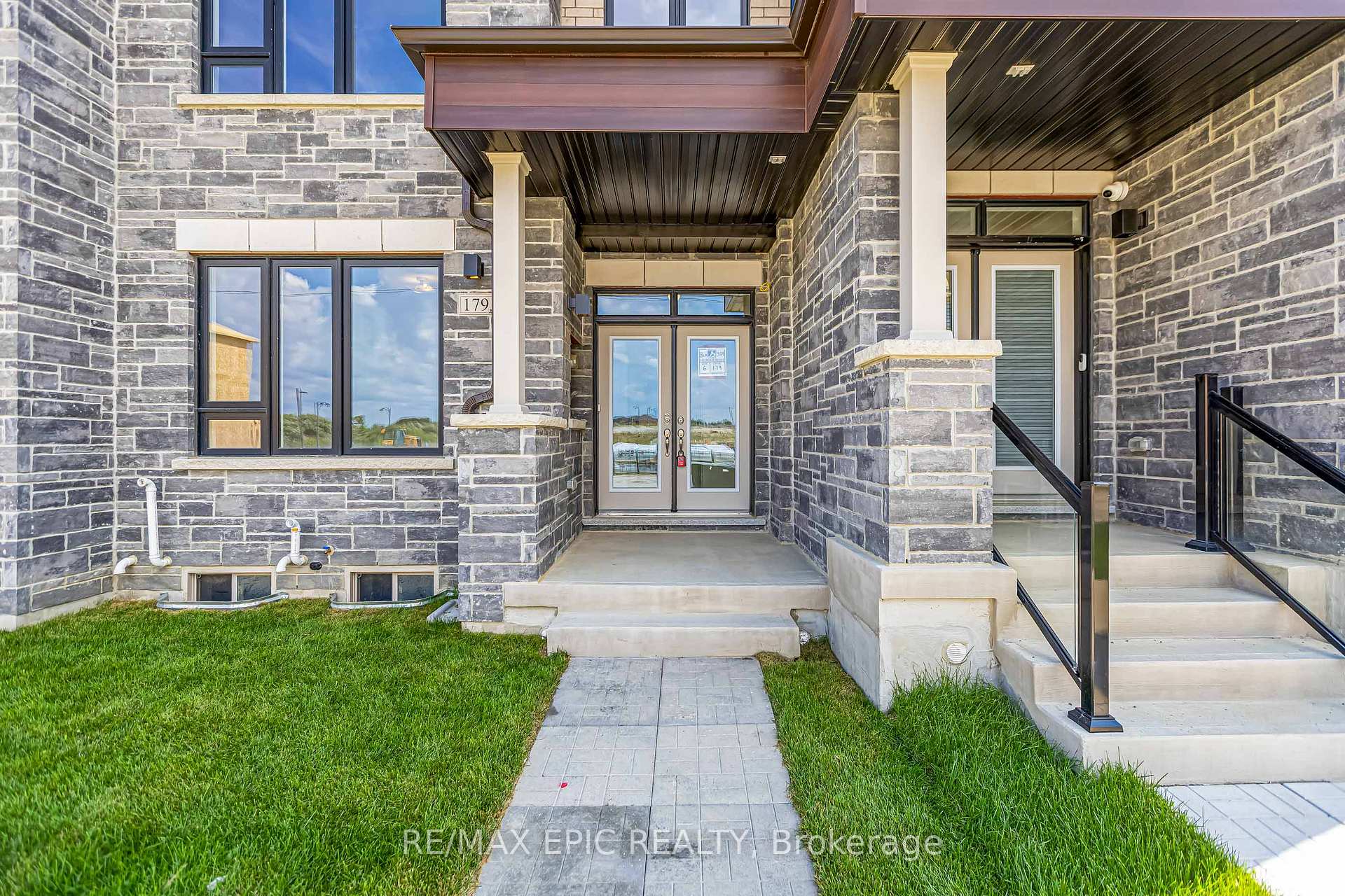 Photo 3 of 179 Vine Cliff Boulevard, Markham, Victoria Manor-Jennings Gate — HOMEH