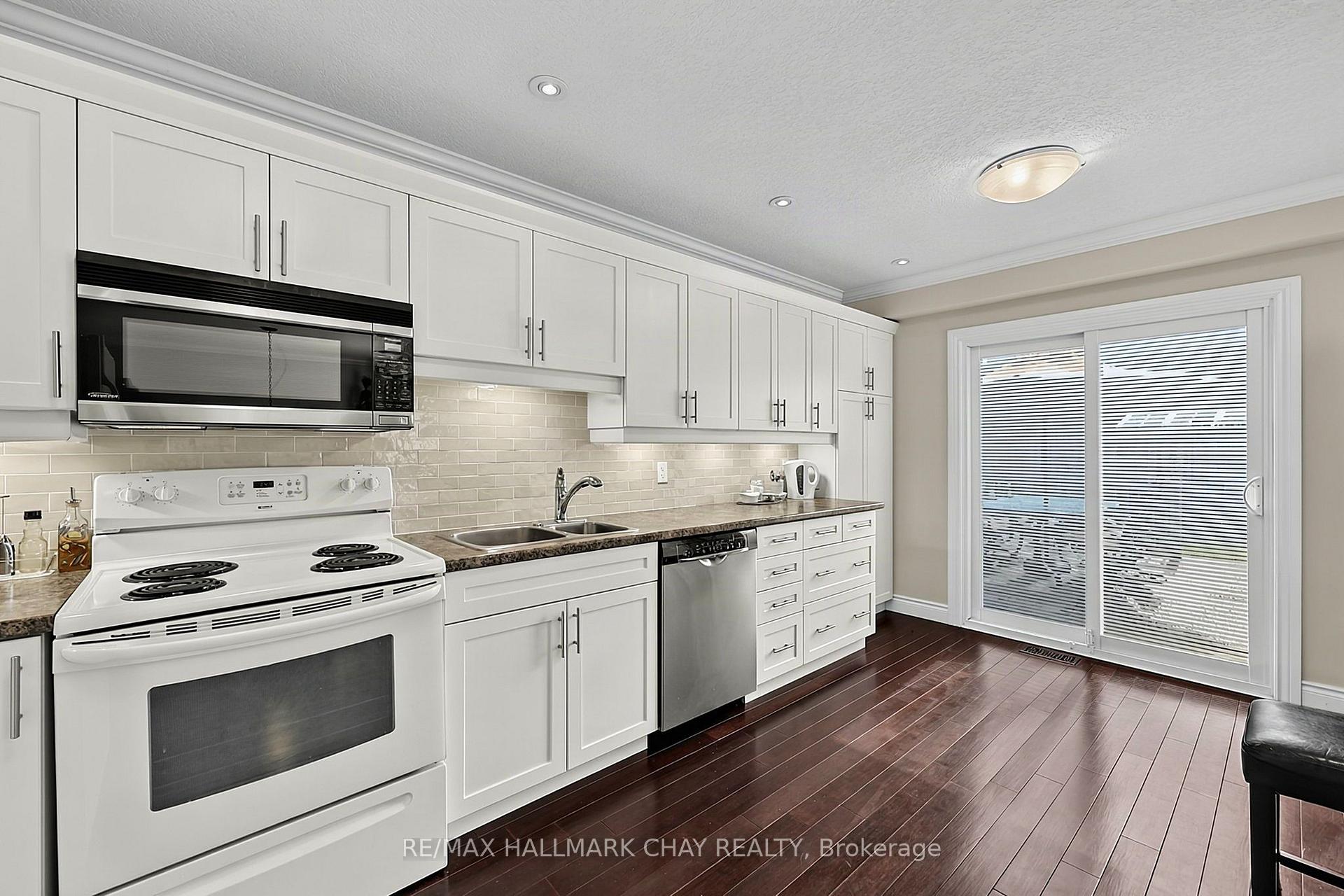 Photo 5 of 12 Grasett Crescent, Barrie, West Bayfield — HOMEH