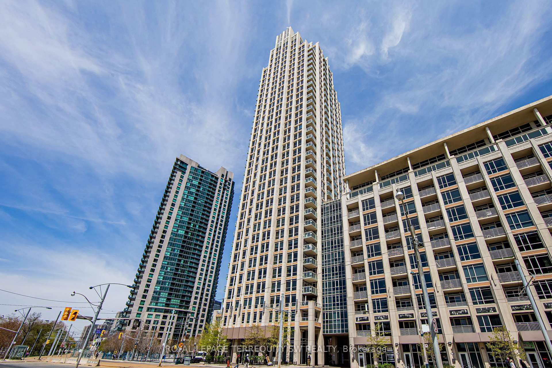 Photo 1 of Unit 912, 628 Fleet Street, Toronto, Niagara — HOMEH