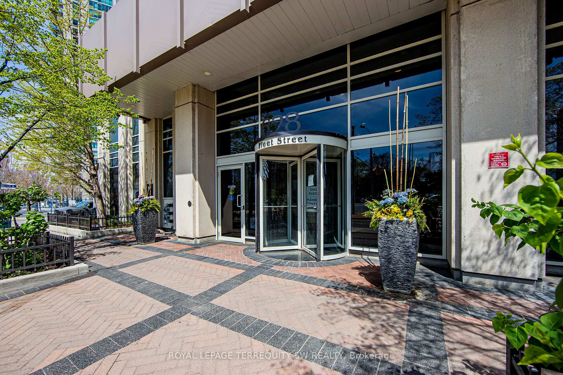 Photo 15 of Unit 912, 628 Fleet Street, Toronto, Niagara — HOMEH