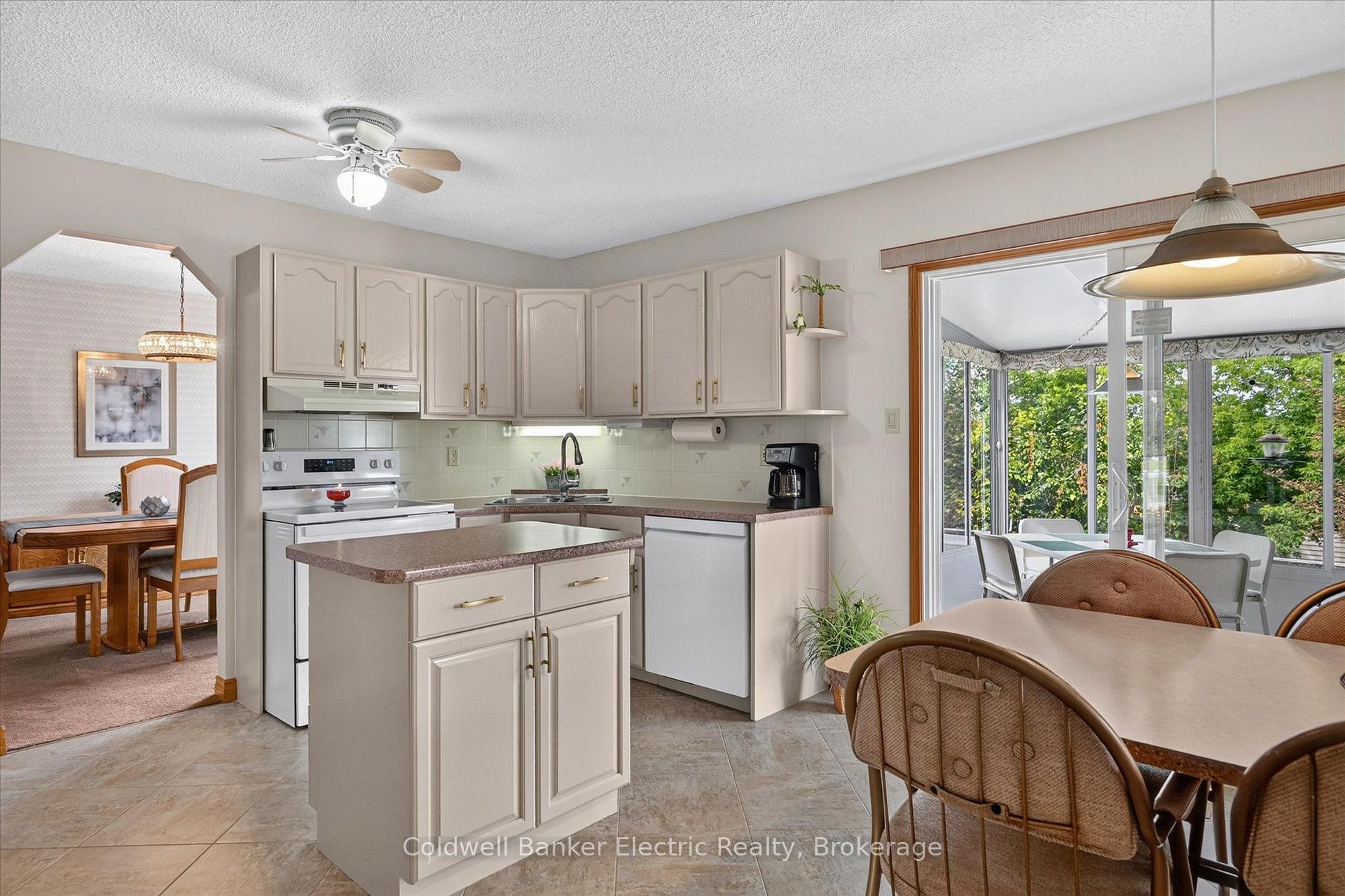 Photo 5 of 948 Smithside Court, Peterborough, Monaghan Ward 2 — HOMEH