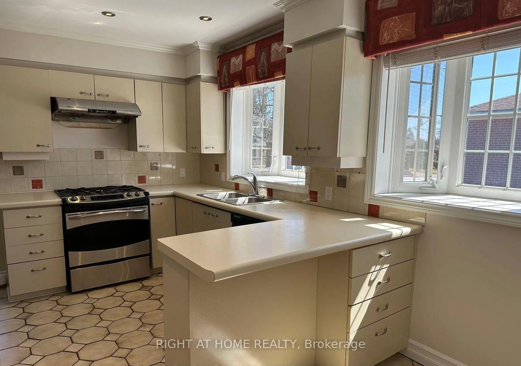 Photo 30 of Unit 3, 115 Eighth Street, Etobicoke, New Toronto — HOMEH