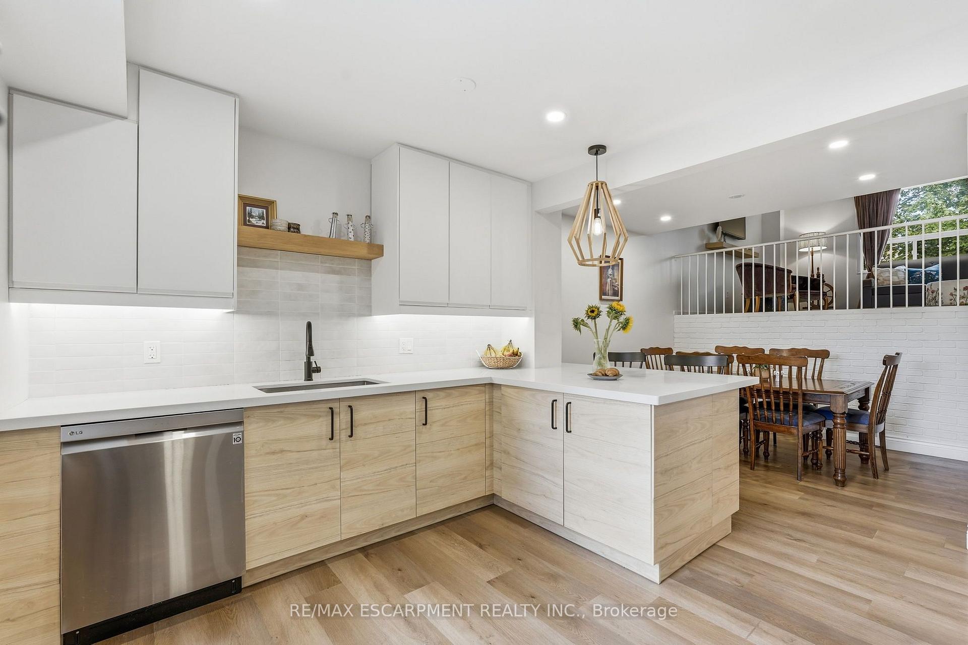 Photo 11 of Unit 33, 3 Burdock Lane, Hamilton, Dundas — HOMEH