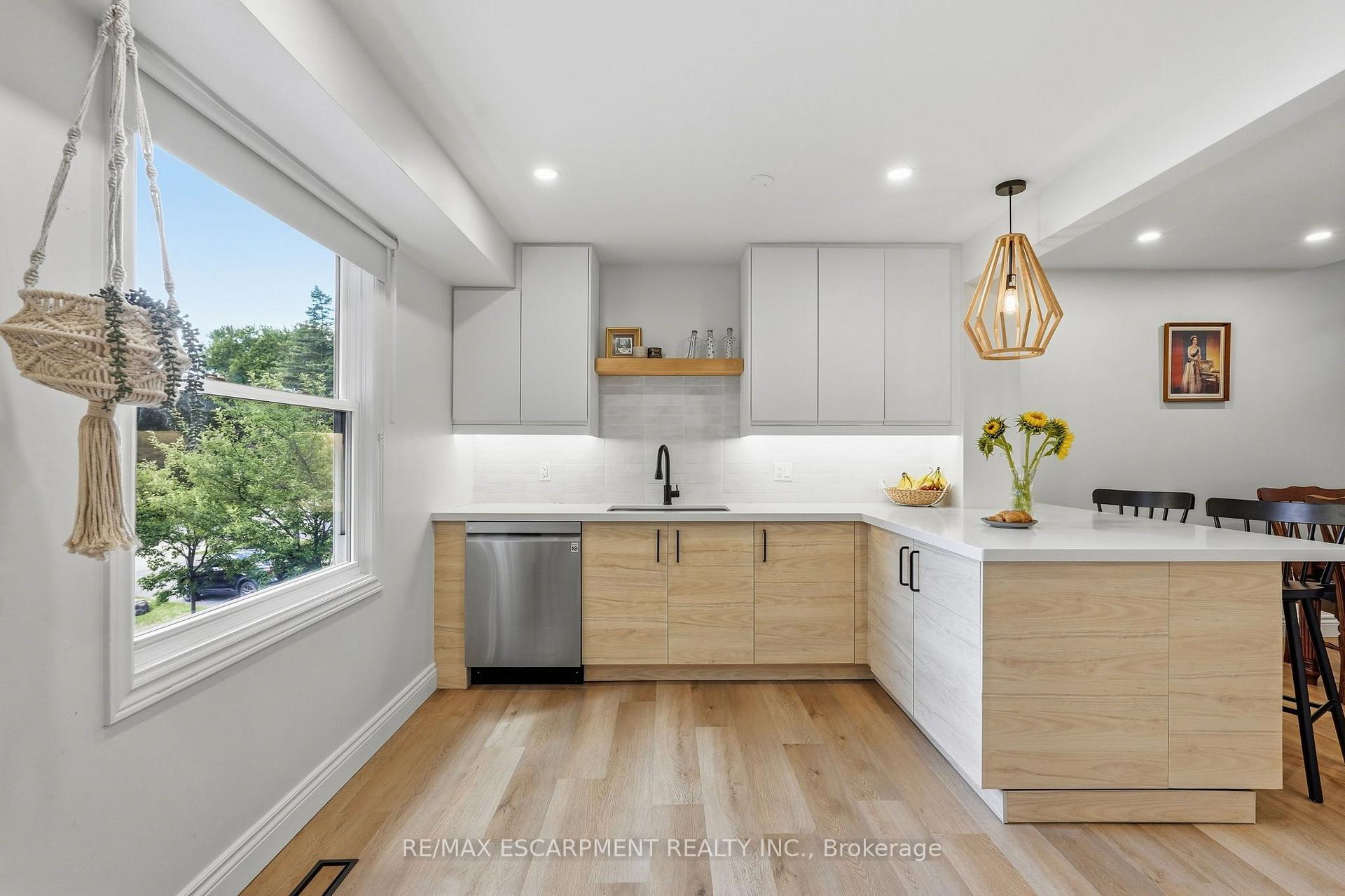 Photo 12 of Unit 33, 3 Burdock Lane, Hamilton, Dundas — HOMEH