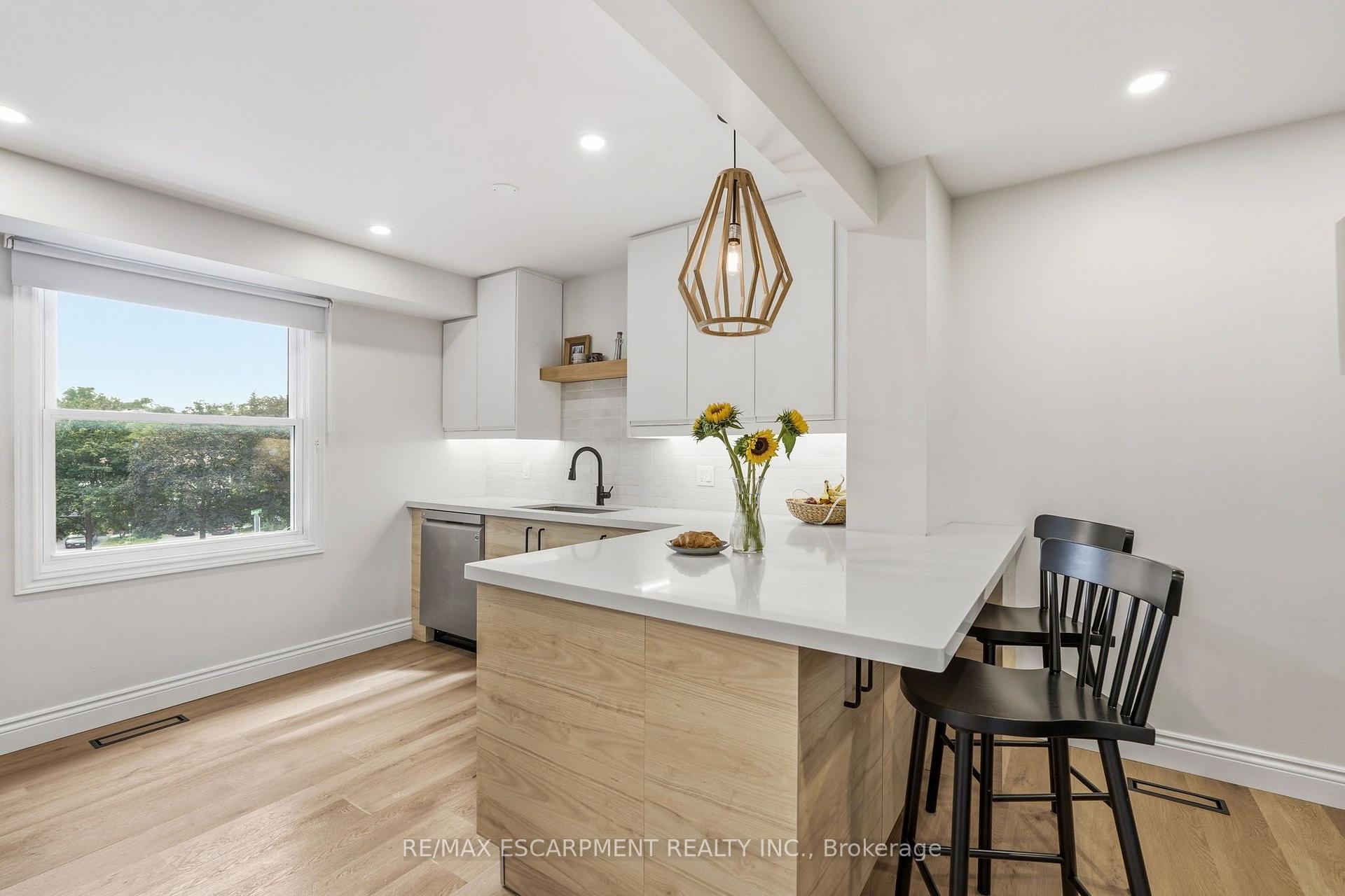 Photo 13 of Unit 33, 3 Burdock Lane, Hamilton, Dundas — HOMEH