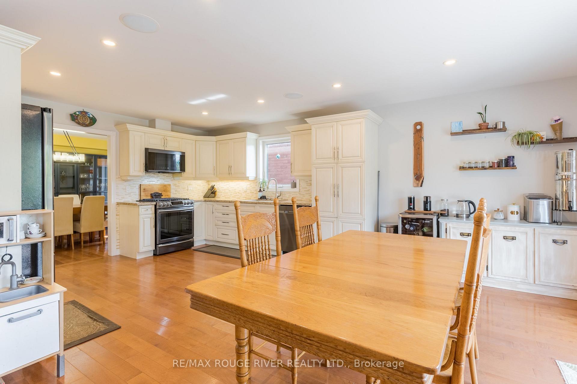 Photo 6 of 969 Avery Avenue, Peterborough, Monaghan Ward 2 — HOMEH
