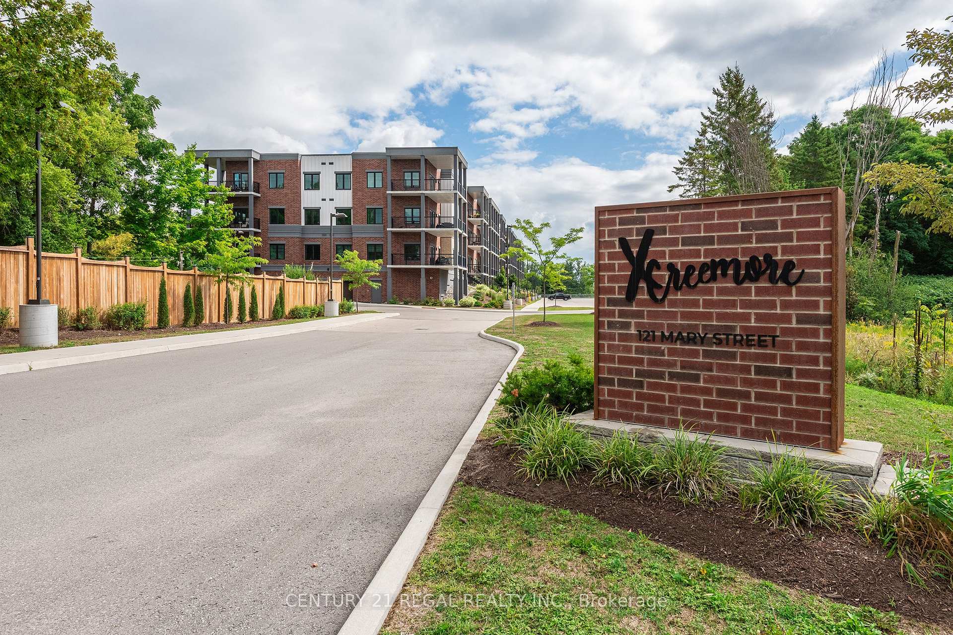 Photo 4 of Unit Unit 205, 121 Mary Street, Clearview, Creemore — HOMEH