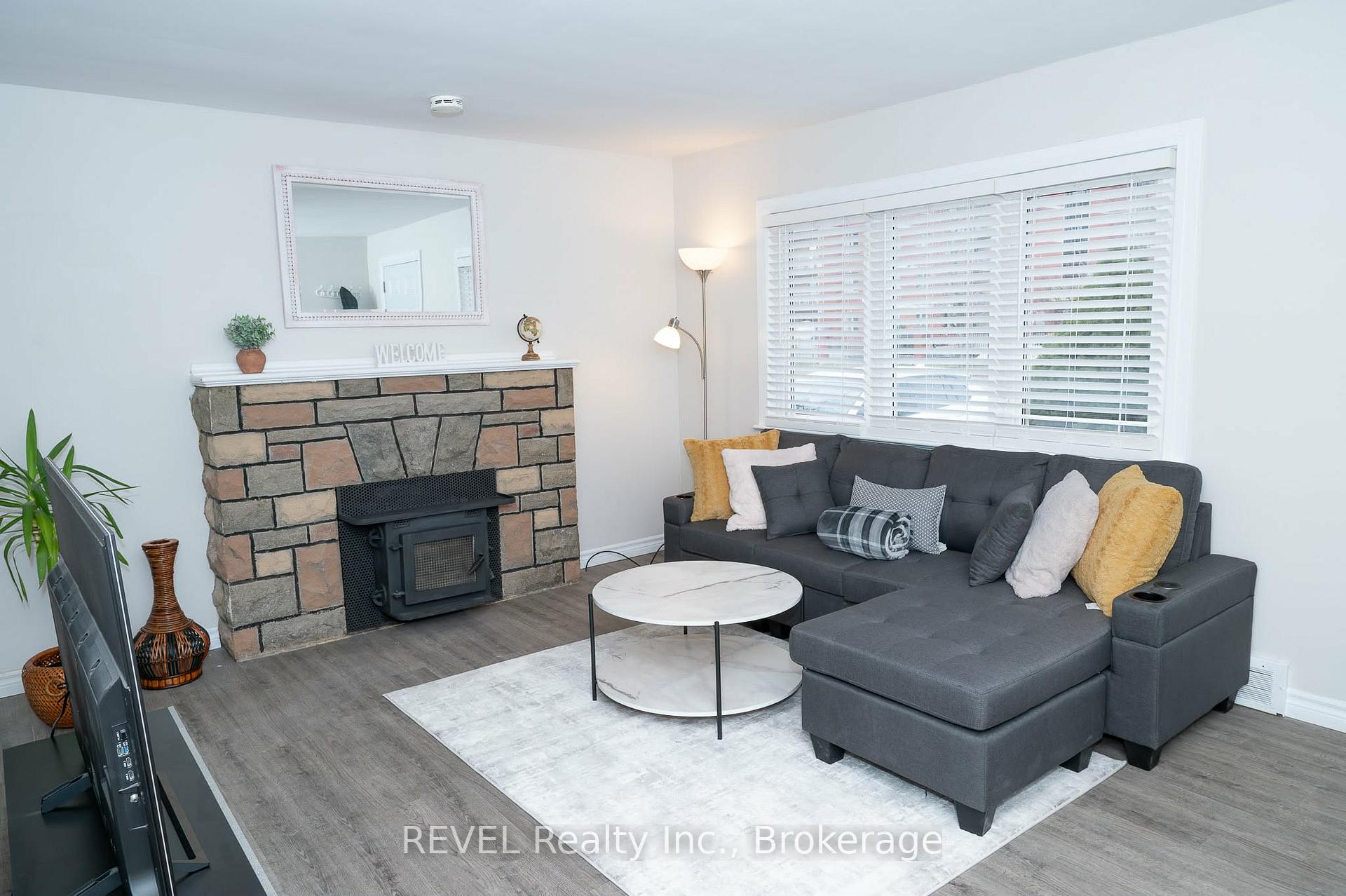 Photo 3 of 6482 Mcleod Road, Niagara Falls, Oldfield — HOMEH