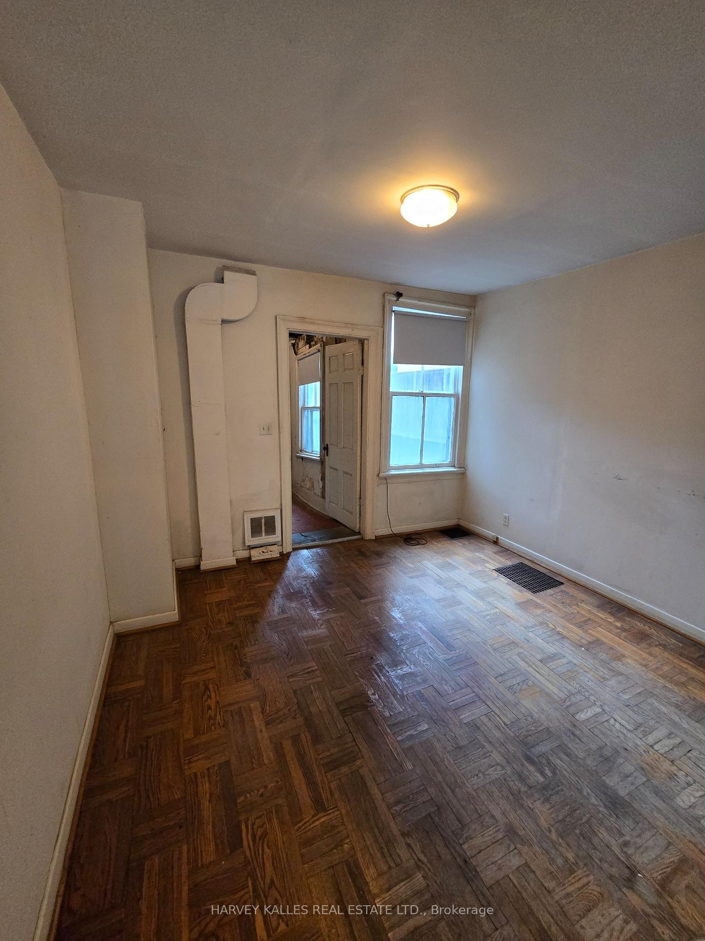 Photo 2 of 12 Whitaker Avenue, Toronto, Niagara — HOMEH