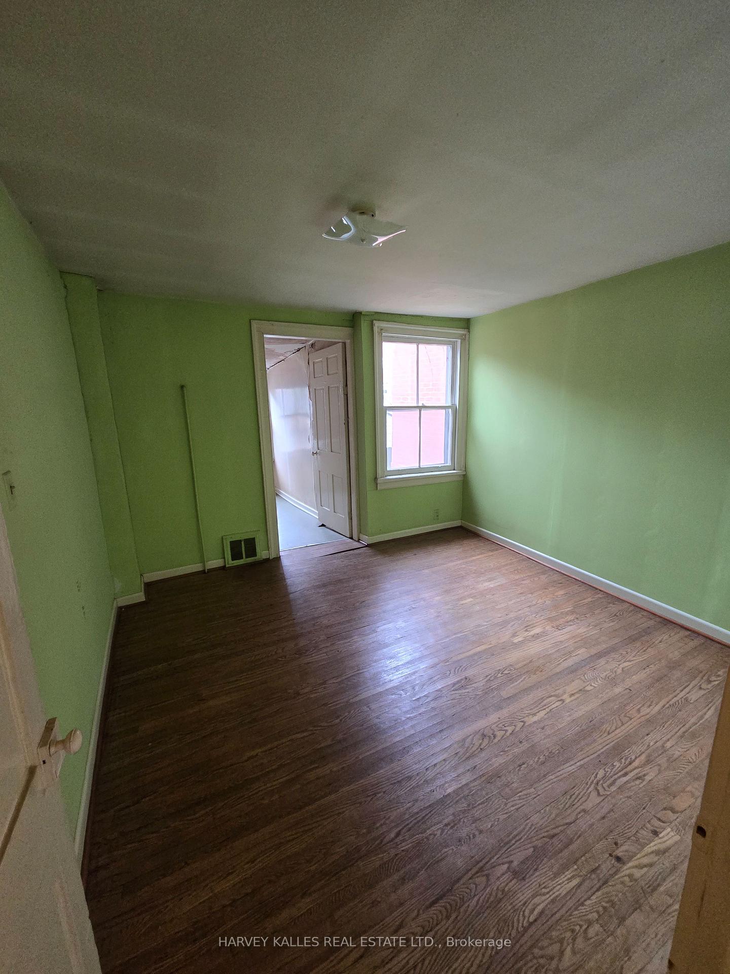 Photo 3 of 12 Whitaker Avenue, Toronto, Niagara — HOMEH