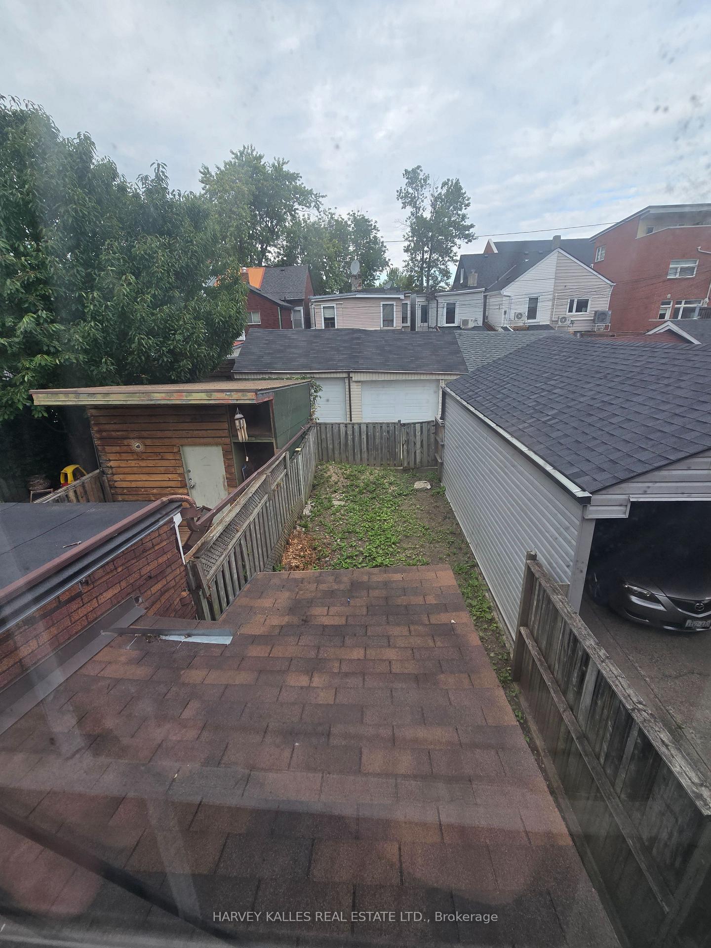 Photo 4 of 12 Whitaker Avenue, Toronto, Niagara — HOMEH