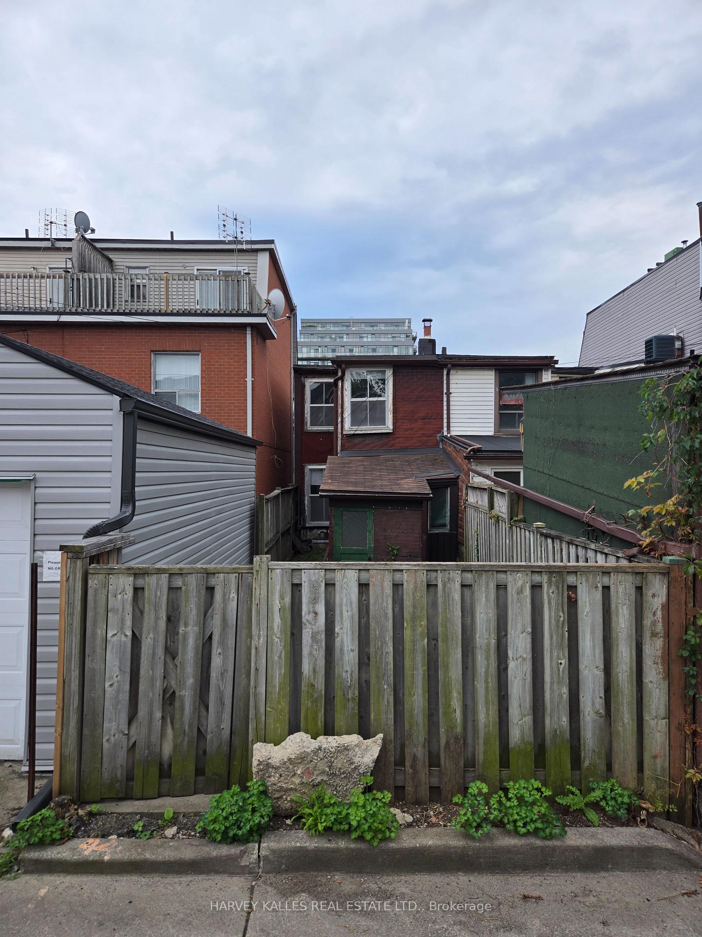 Photo 5 of 12 Whitaker Avenue, Toronto, Niagara — HOMEH