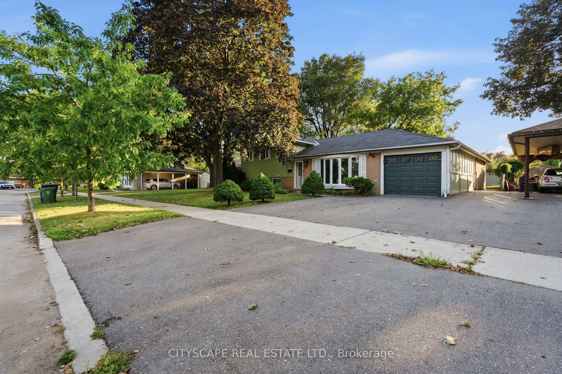 Photo 3 of 12 Vanderbrent Crescent, Etobicoke, Willowridge-Martingrove-Richview — HOMEH