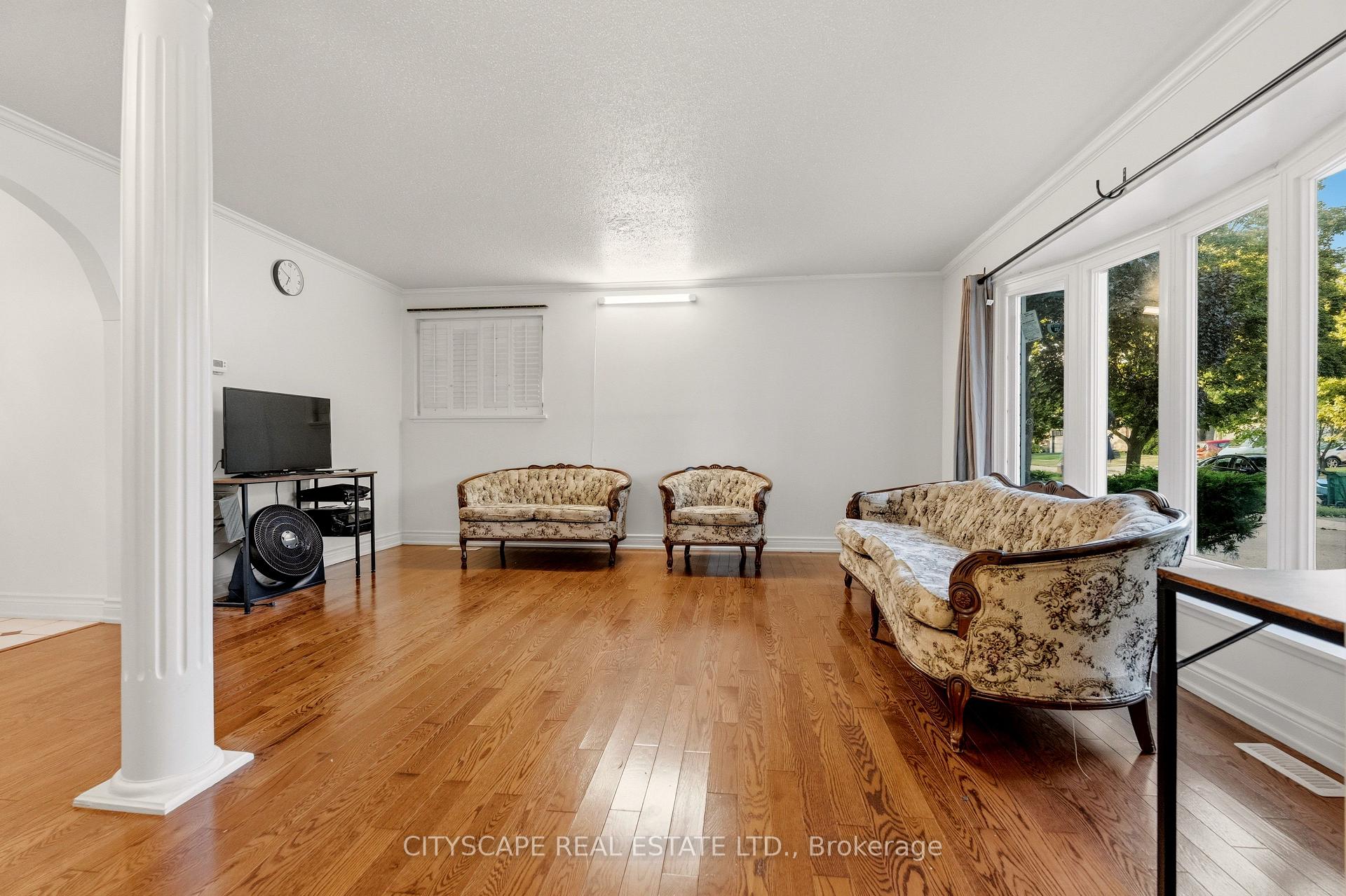 Photo 8 of 12 Vanderbrent Crescent, Etobicoke, Willowridge-Martingrove-Richview — HOMEH