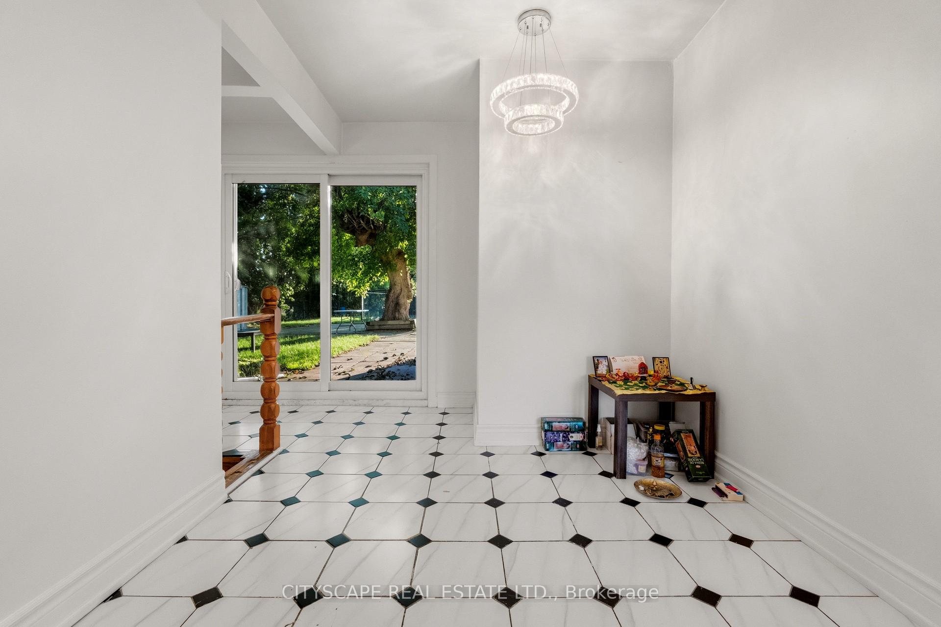 Photo 11 of 12 Vanderbrent Crescent, Etobicoke, Willowridge-Martingrove-Richview — HOMEH