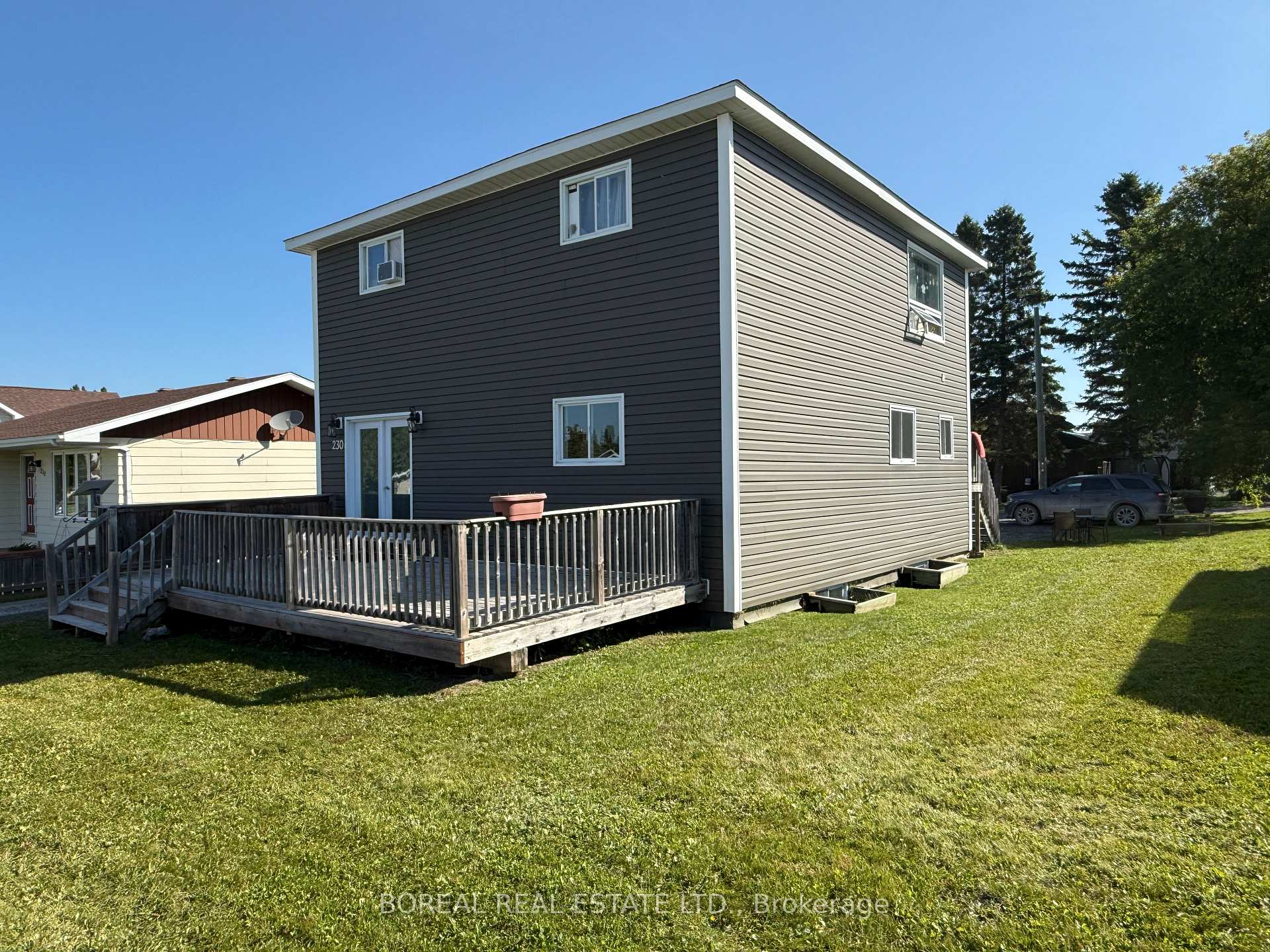 Photo 3 of 230 Tenth Avenue, Cochrane — HOMEH