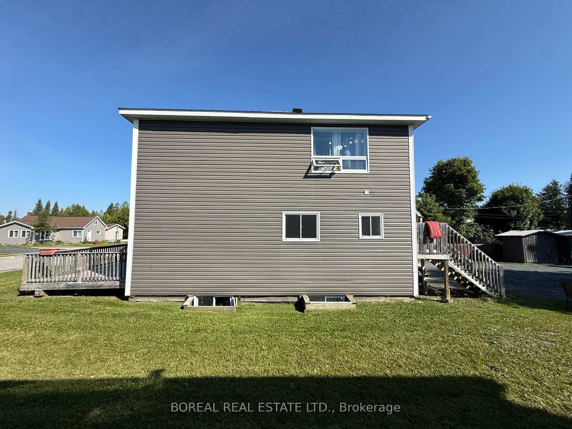 Photo 4 of 230 Tenth Avenue, Cochrane — HOMEH