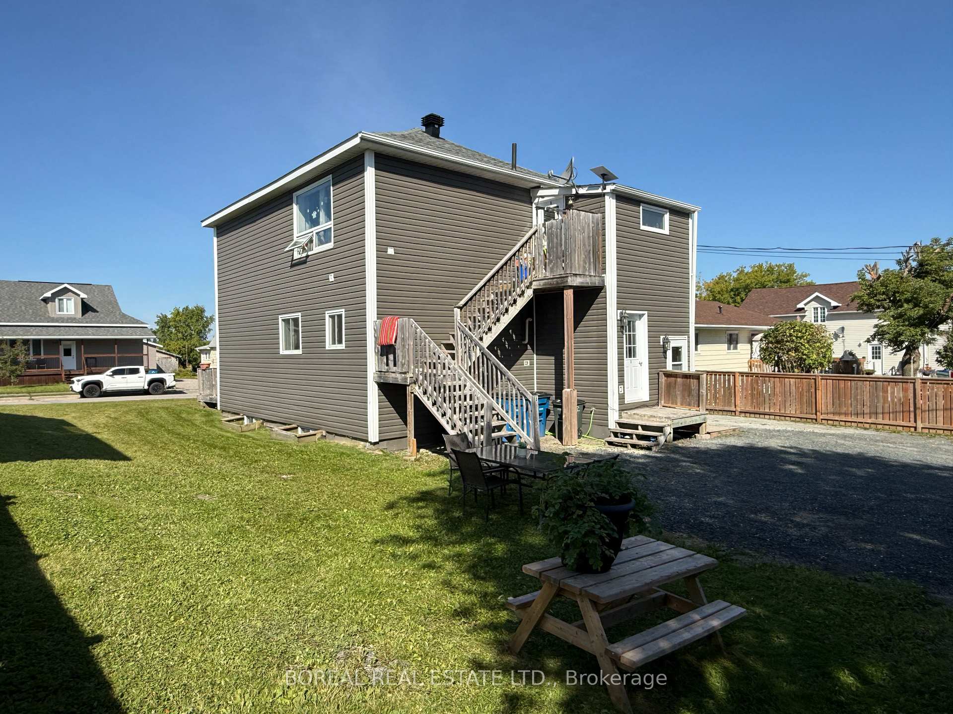 Photo 5 of 230 Tenth Avenue, Cochrane — HOMEH