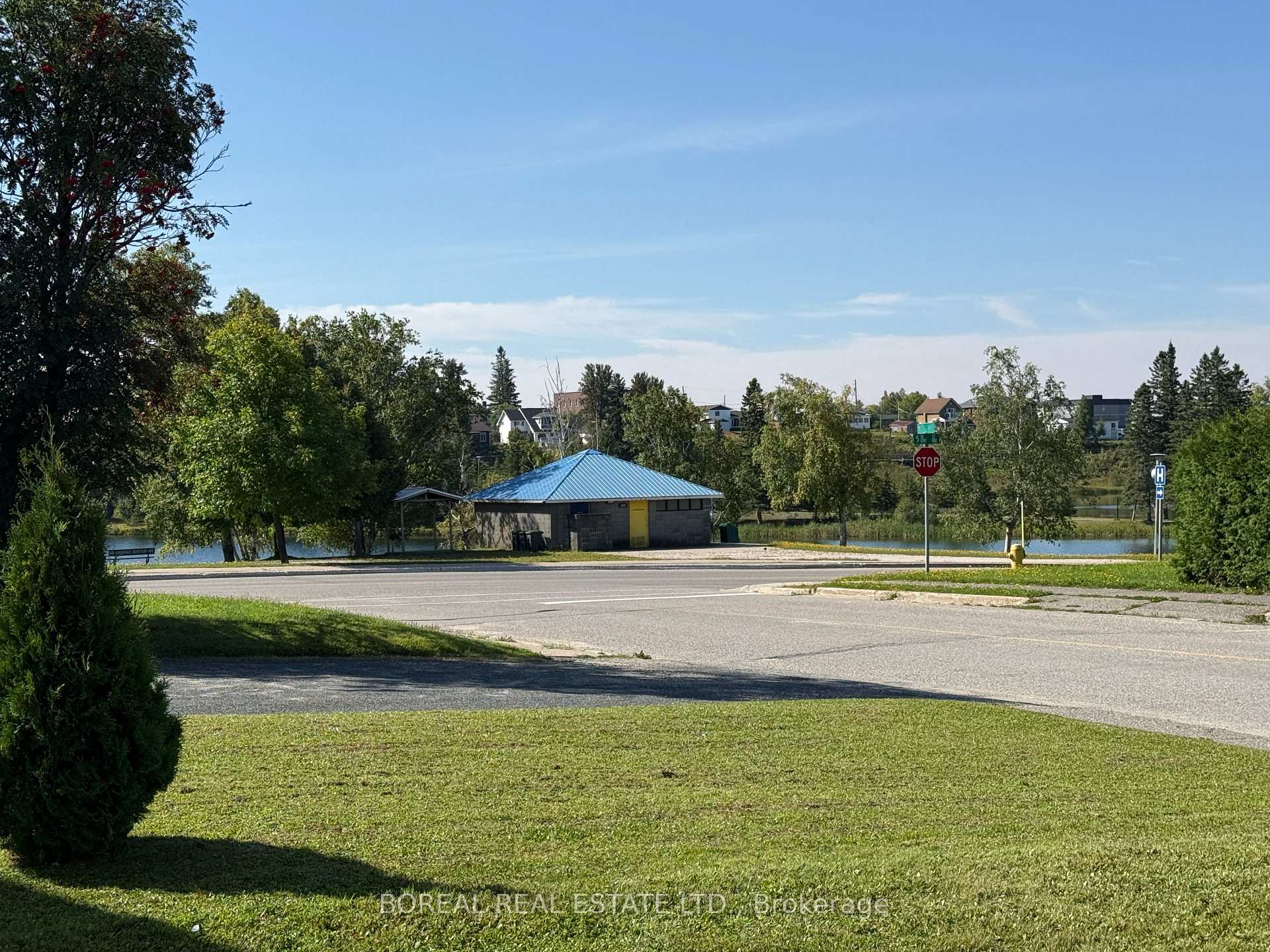 Photo 9 of 230 Tenth Avenue, Cochrane — HOMEH