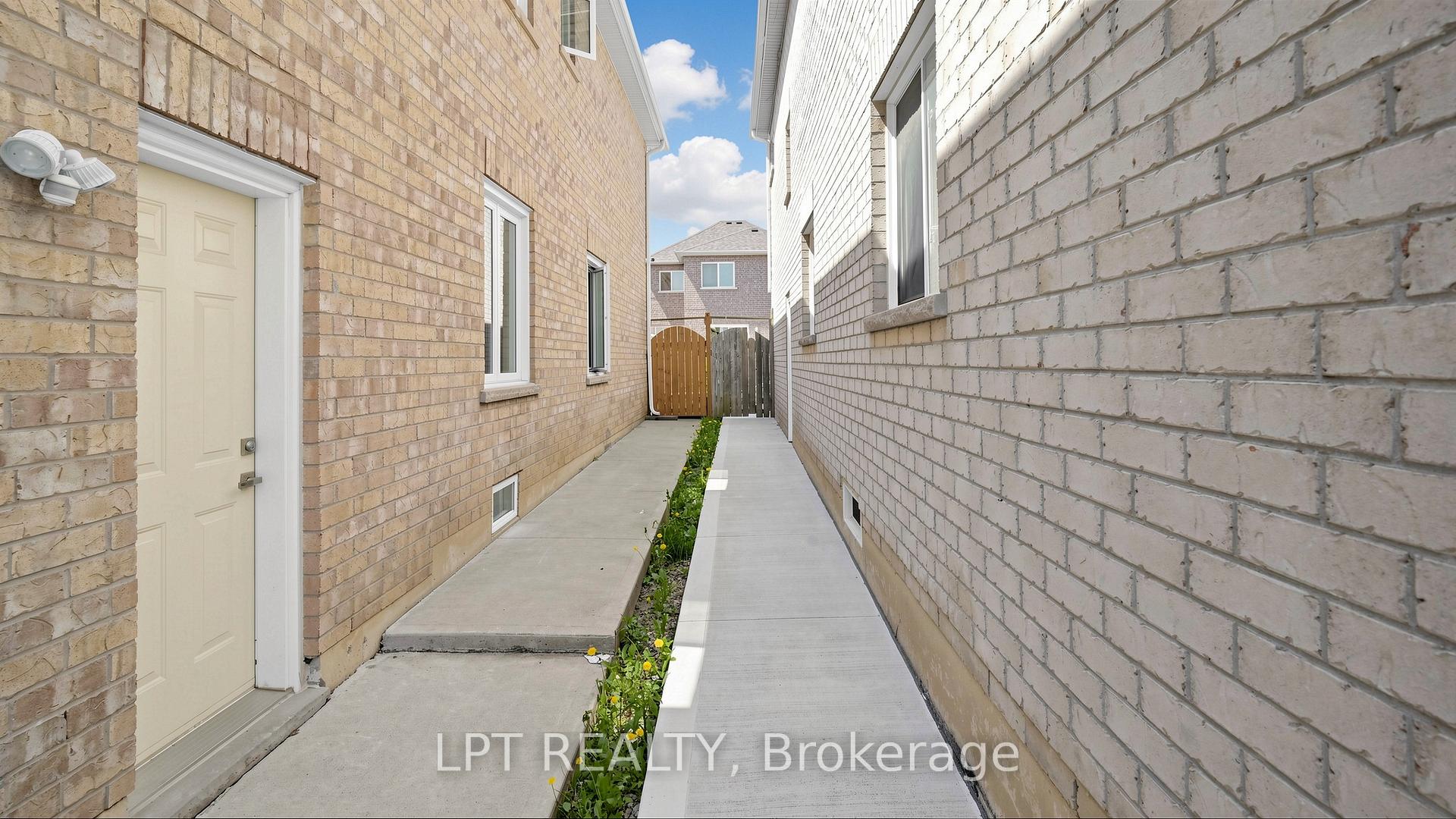 Photo 12 of 30 Ranchero Drive, Brampton, Fletcher's Meadow — HOMEH