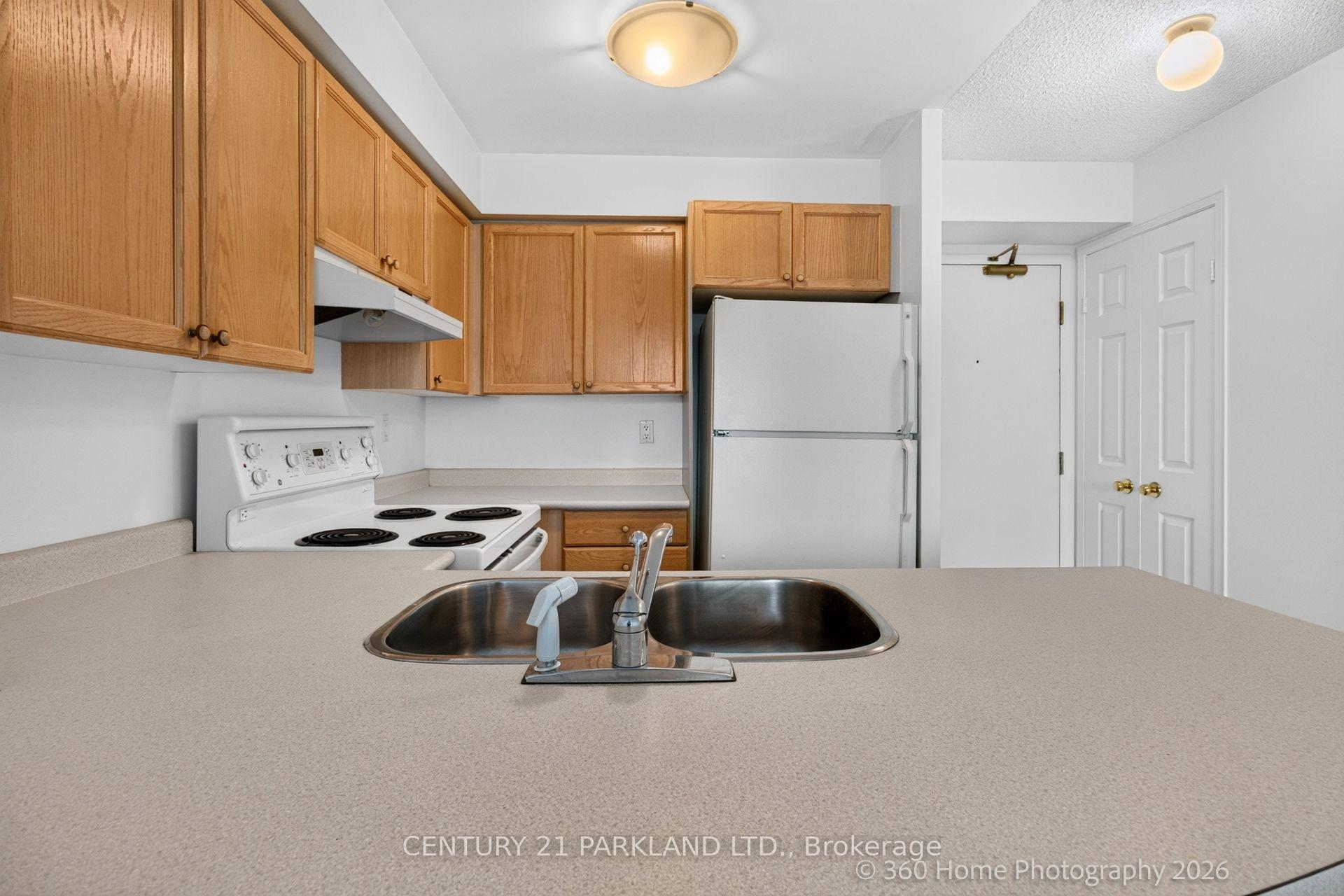 Photo 6 of Unit 609, 109 Front Street E, Toronto, Moss Park — HOMEH