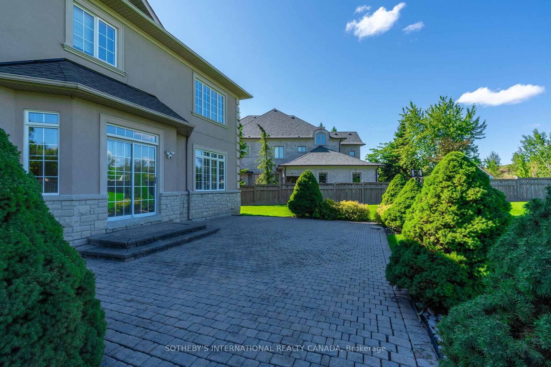 Photo 4 of 186 Weaver Court, Vaughan, Kleinburg — HOMEH