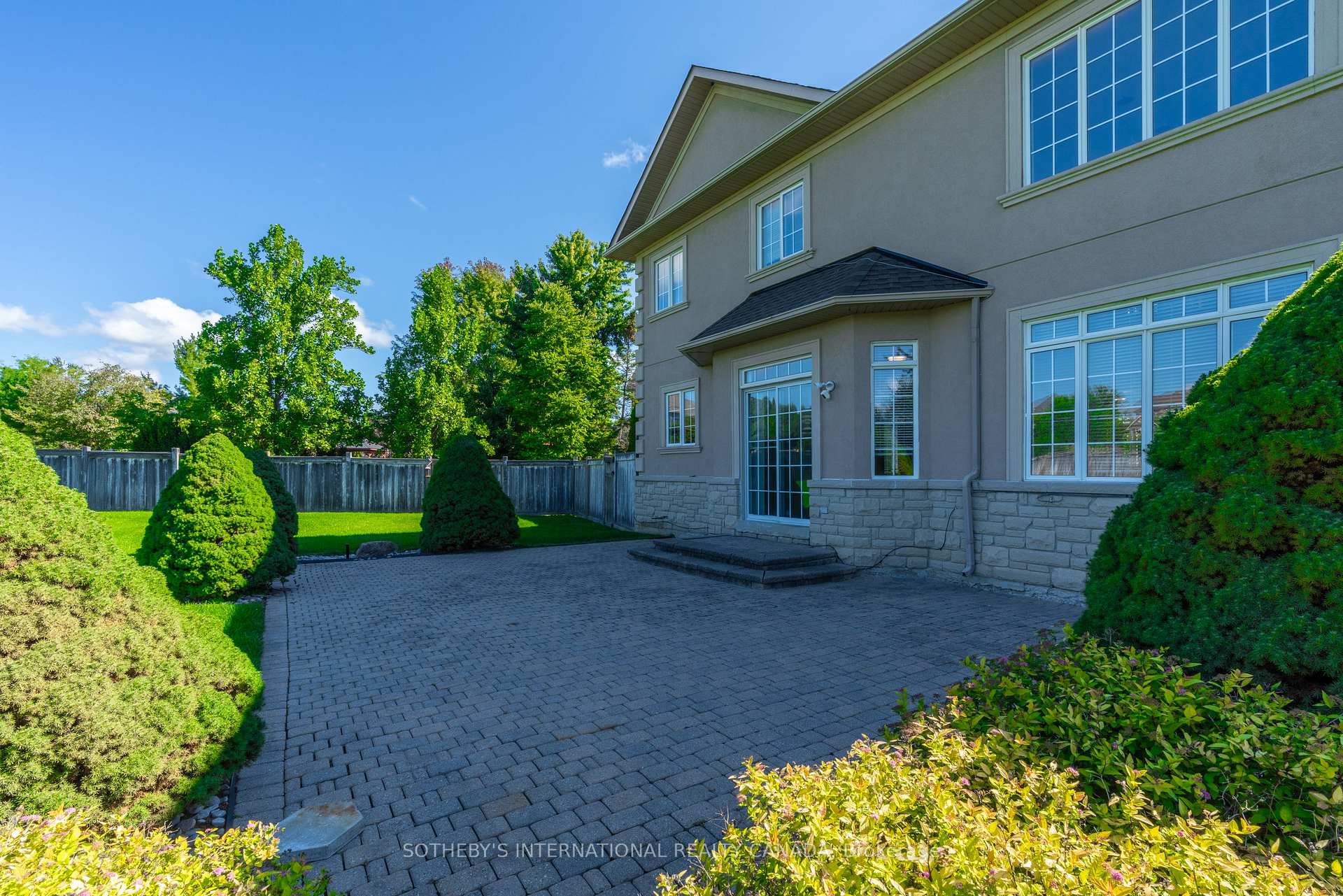 Photo 5 of 186 Weaver Court, Vaughan, Kleinburg — HOMEH
