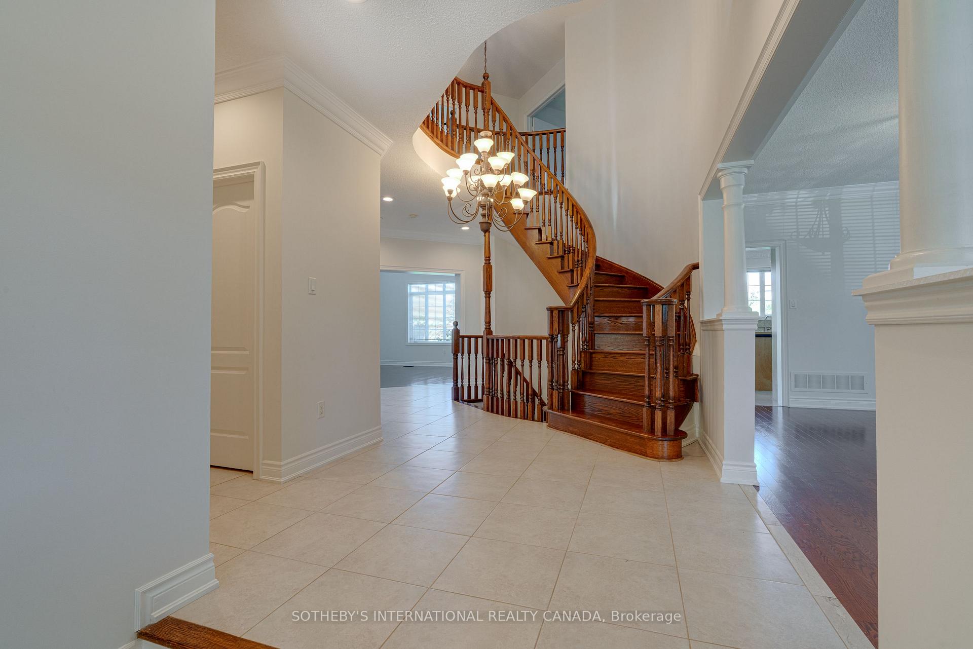 Photo 8 of 186 Weaver Court, Vaughan, Kleinburg — HOMEH