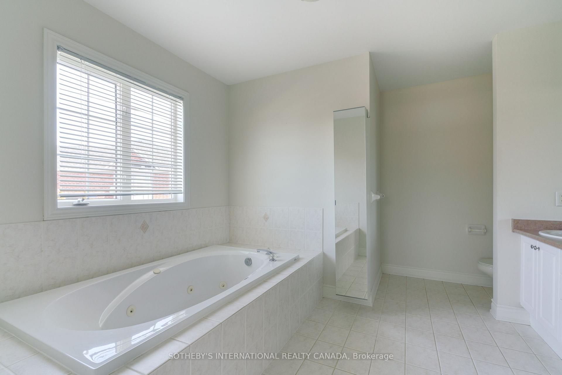 Photo 22 of 186 Weaver Court, Vaughan, Kleinburg — HOMEH