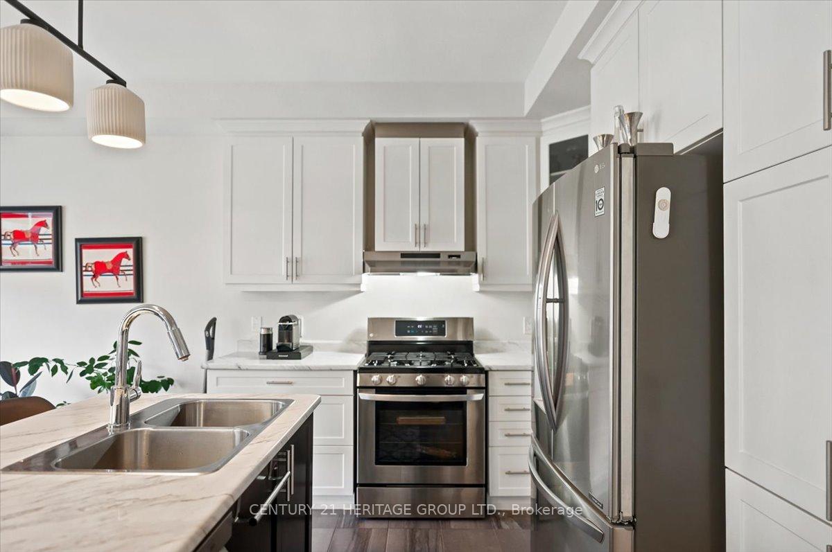 Photo 4 of 100 Mondial Crescent E, East Gwillimbury, Queensville — HOMEH