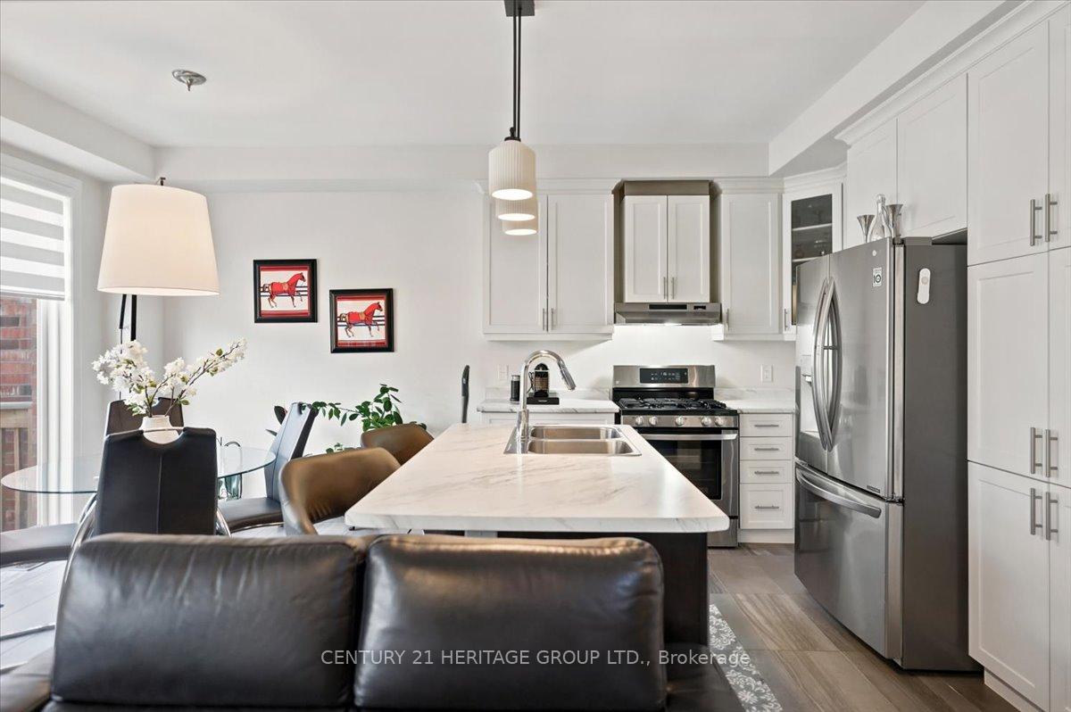 Photo 5 of 100 Mondial Crescent E, East Gwillimbury, Queensville — HOMEH