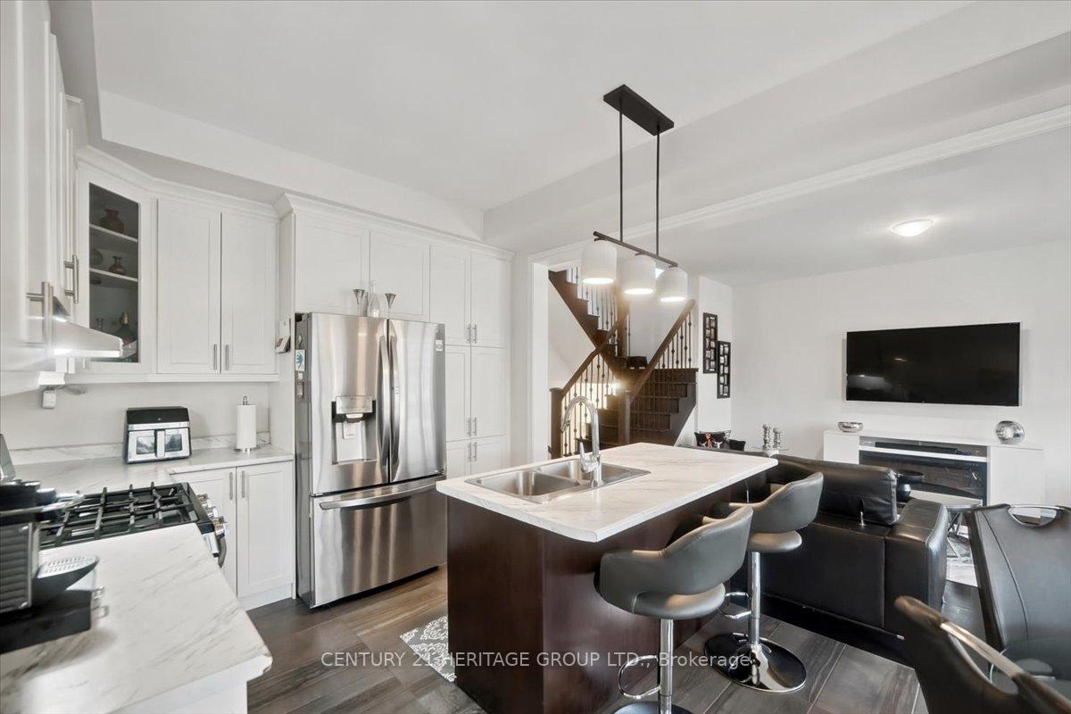 Photo 6 of 100 Mondial Crescent E, East Gwillimbury, Queensville — HOMEH