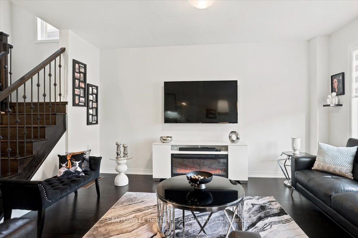 Photo 8 of 100 Mondial Crescent E, East Gwillimbury, Queensville — HOMEH