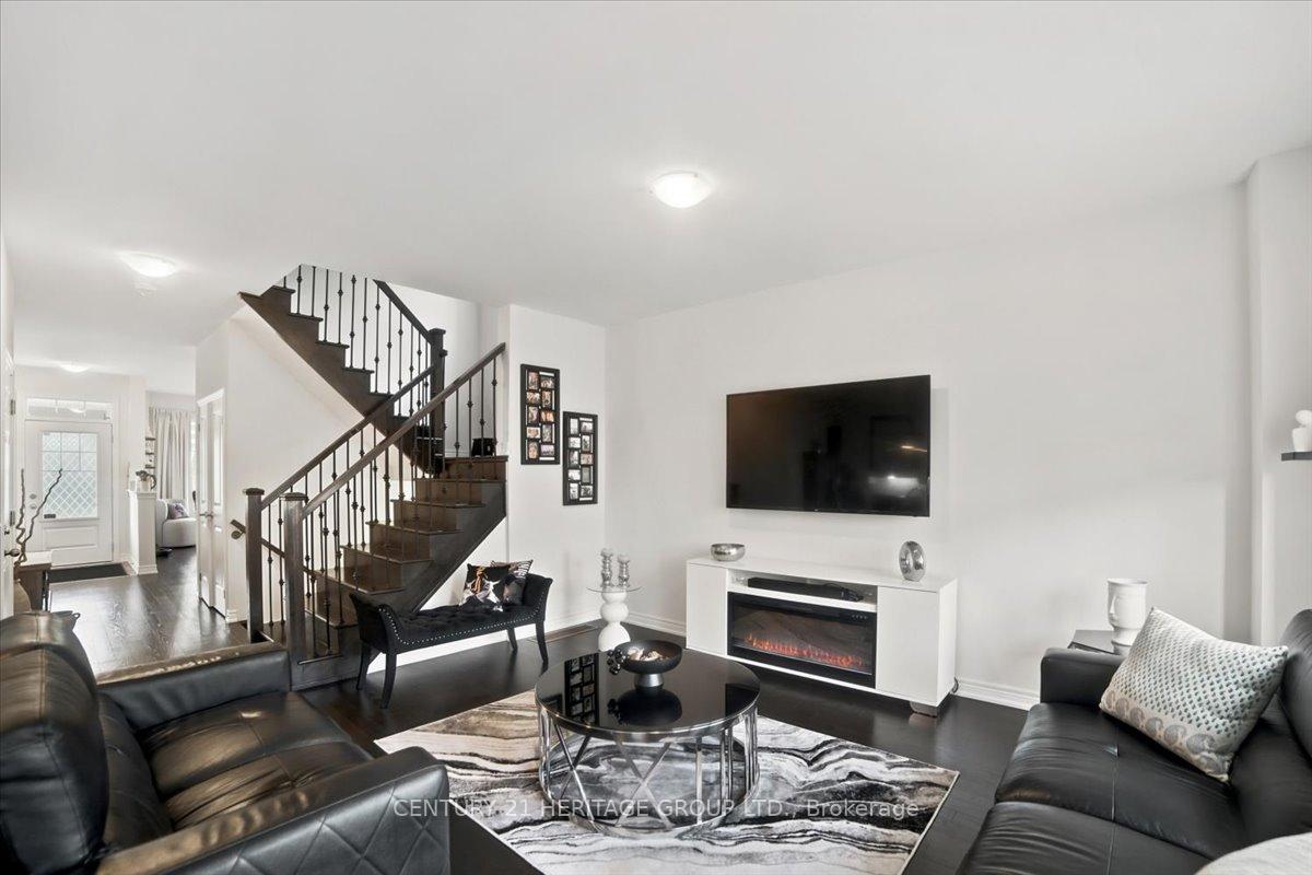 Photo 9 of 100 Mondial Crescent E, East Gwillimbury, Queensville — HOMEH