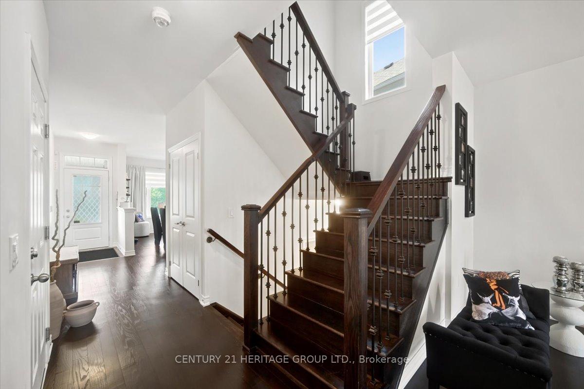 Photo 10 of 100 Mondial Crescent E, East Gwillimbury, Queensville — HOMEH