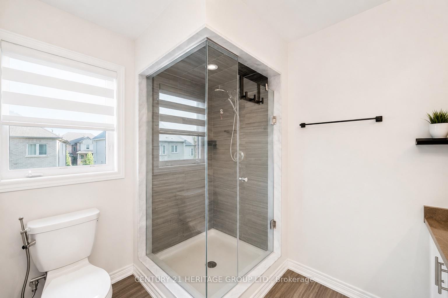 Photo 26 of 100 Mondial Crescent E, East Gwillimbury, Queensville — HOMEH