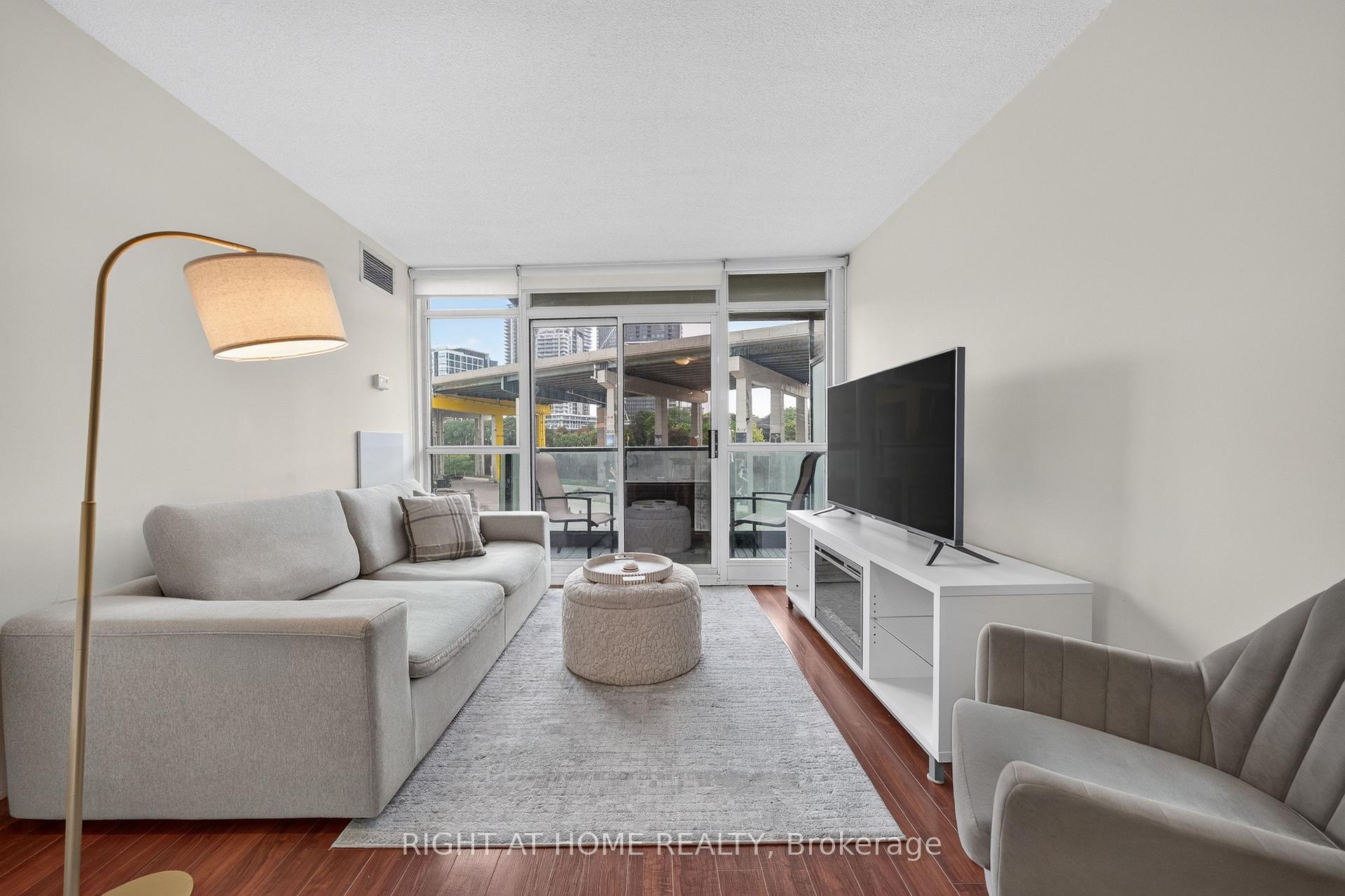 Photo 6 of Unit 321, 231 Fort York Boulevard, Toronto, Niagara — HOMEH