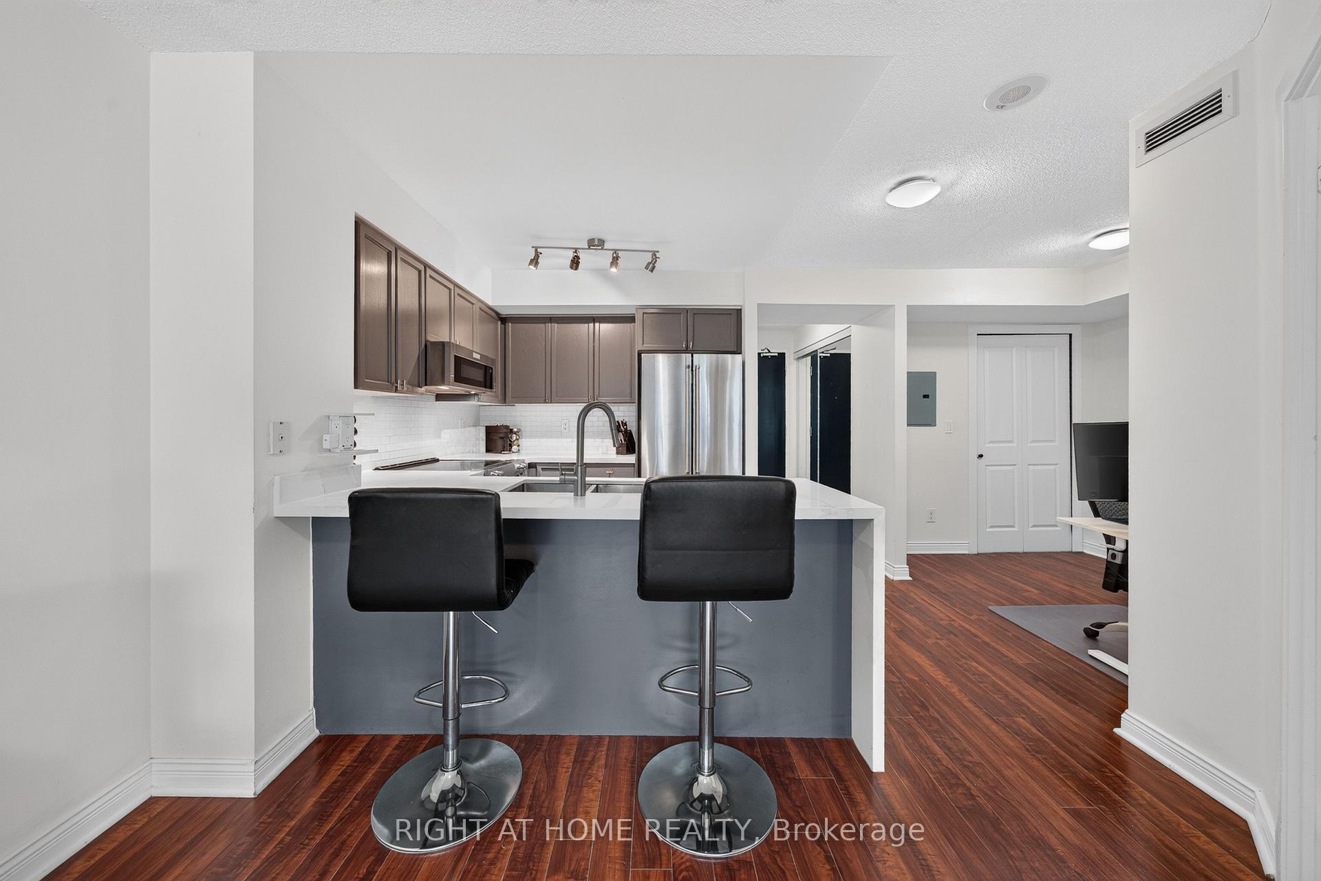 Photo 10 of Unit 321, 231 Fort York Boulevard, Toronto, Niagara — HOMEH