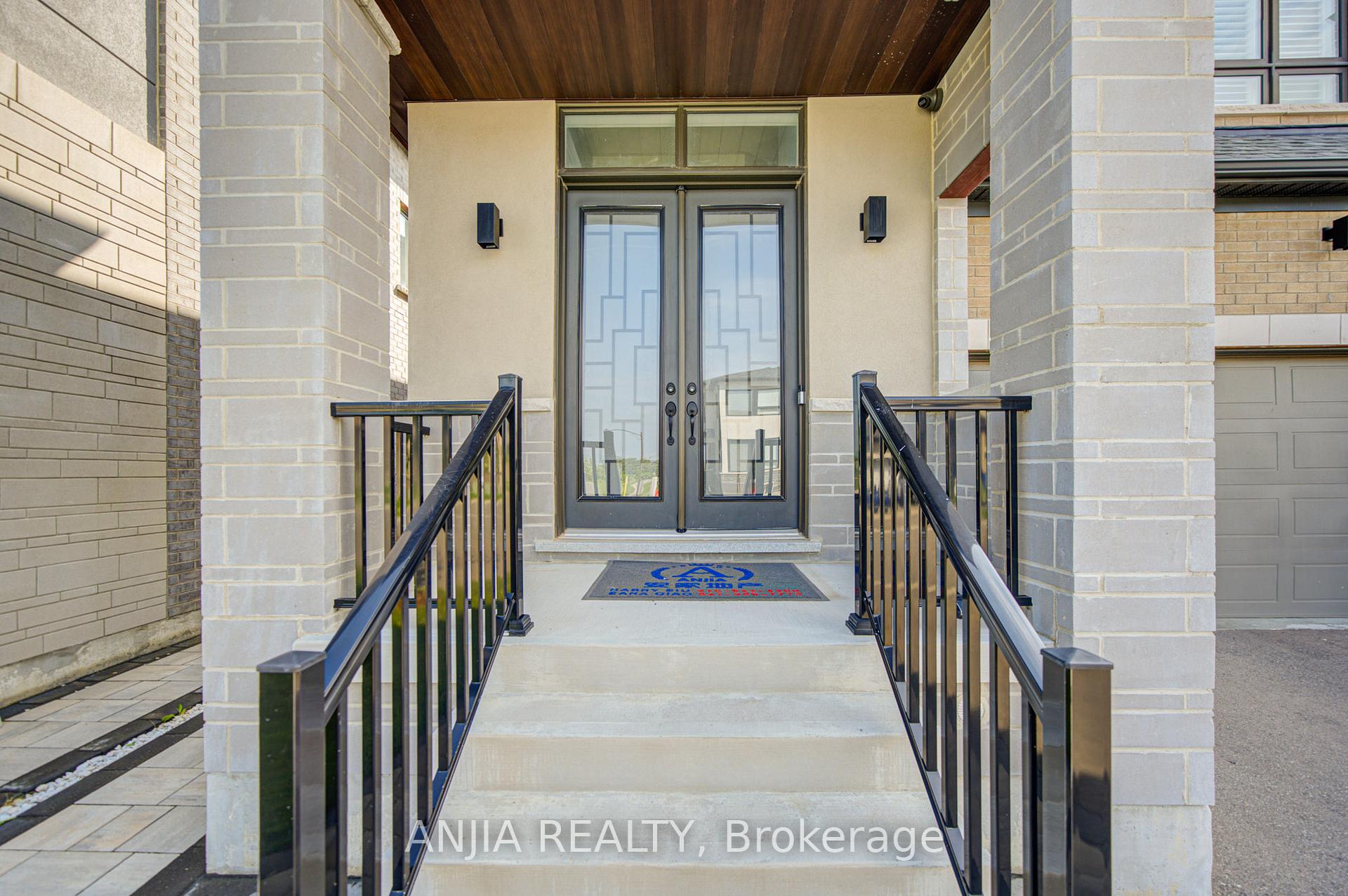 Photo 3 of 63 Suttonrail Way, Whitchurch-Stouffville, Stouffville — HOMEH