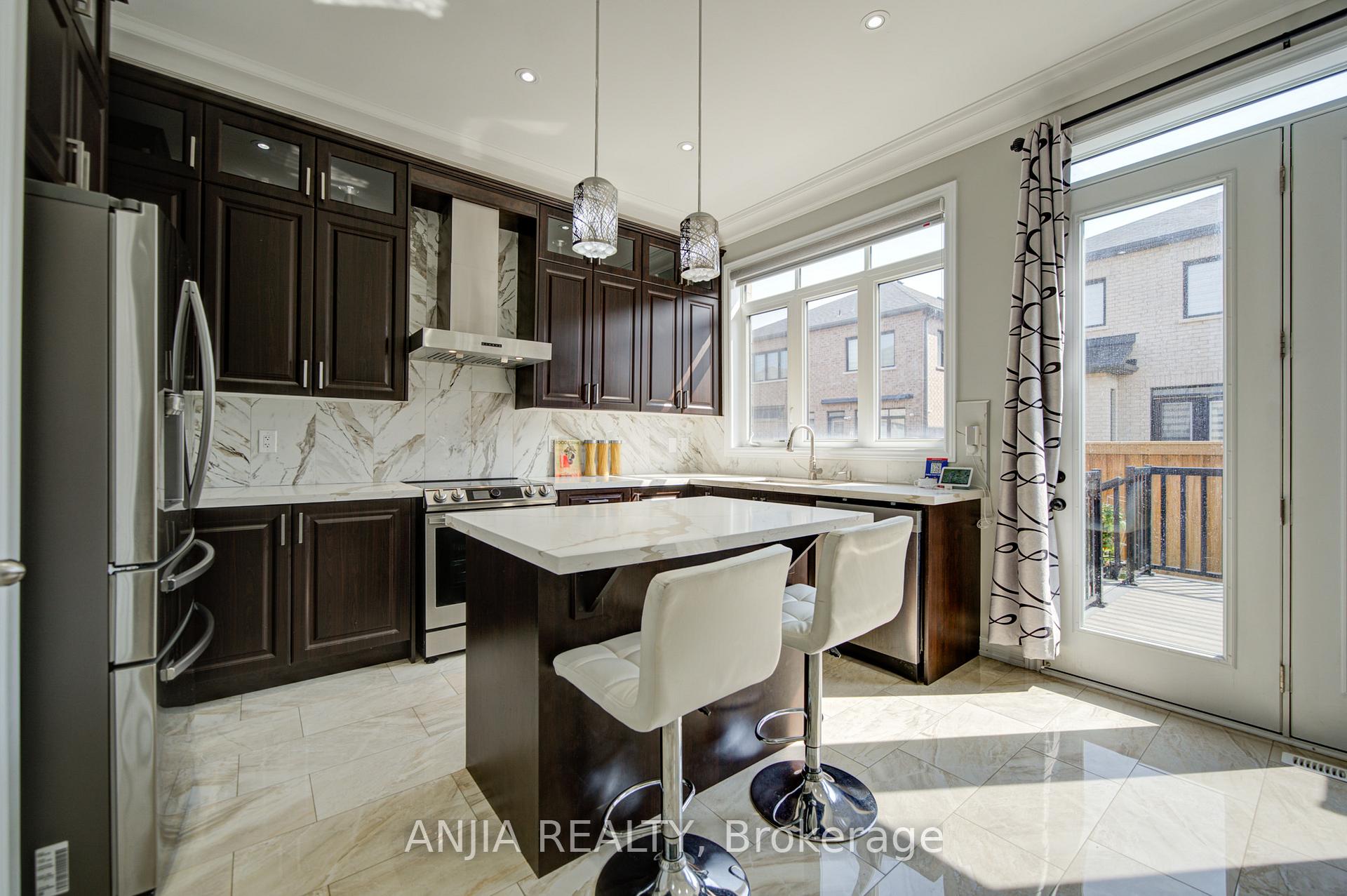 Photo 23 of 63 Suttonrail Way, Whitchurch-Stouffville, Stouffville — HOMEH