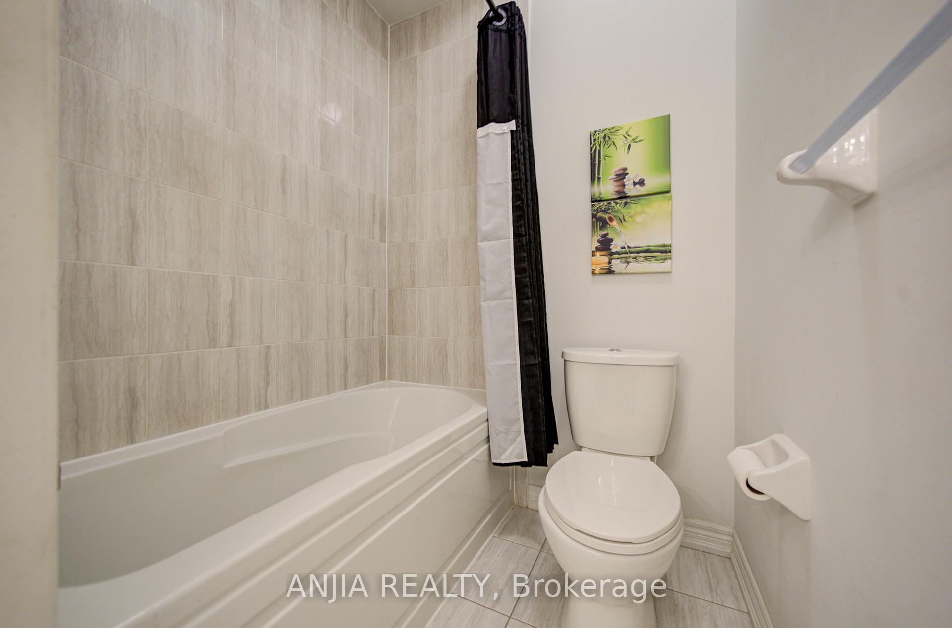 Photo 44 of 63 Suttonrail Way, Whitchurch-Stouffville, Stouffville — HOMEH