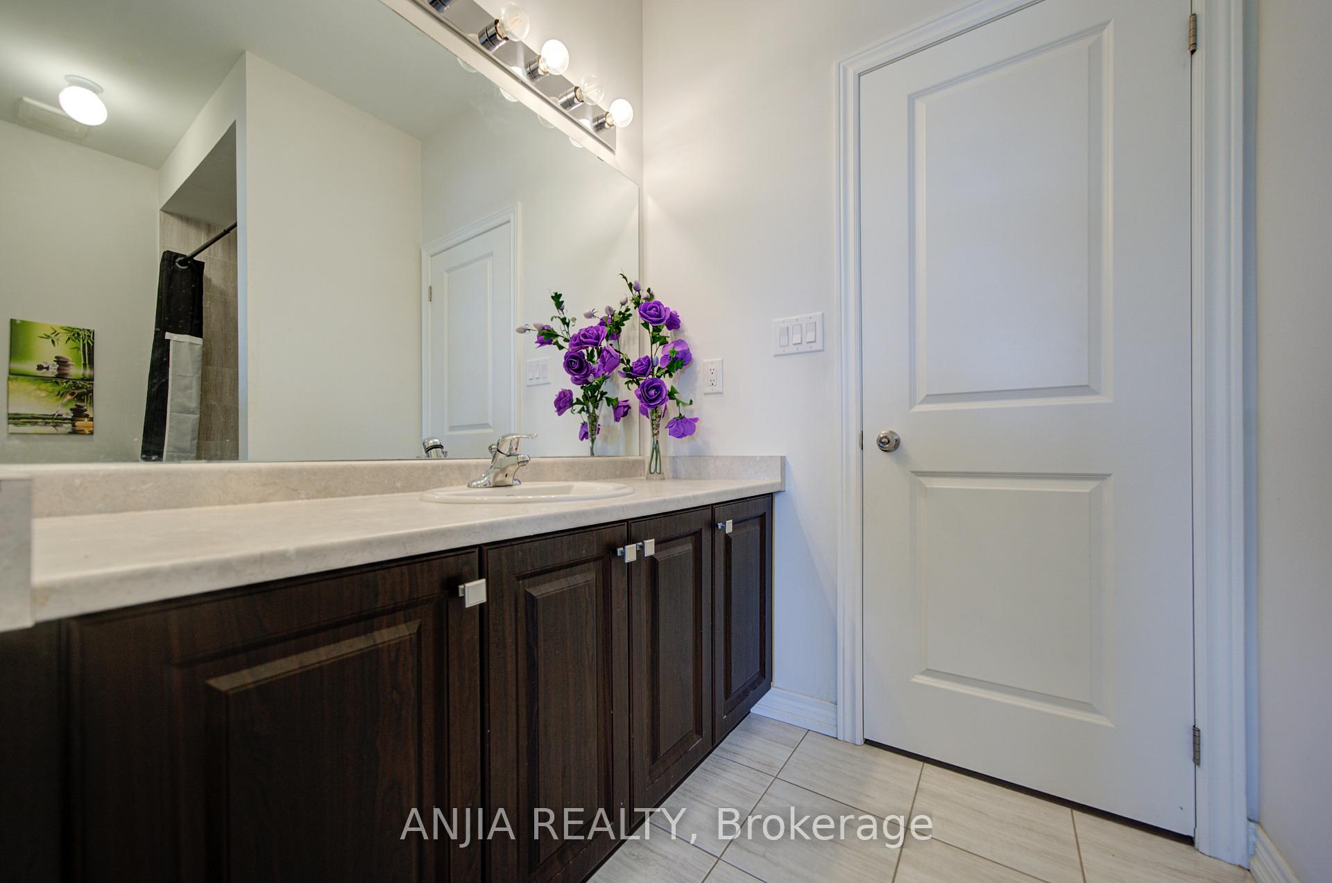 Photo 45 of 63 Suttonrail Way, Whitchurch-Stouffville, Stouffville — HOMEH