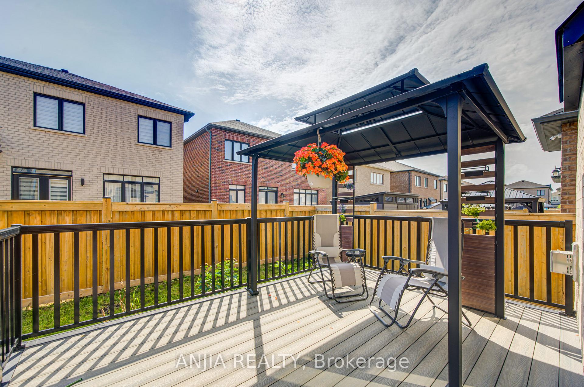 Photo 49 of 63 Suttonrail Way, Whitchurch-Stouffville, Stouffville — HOMEH