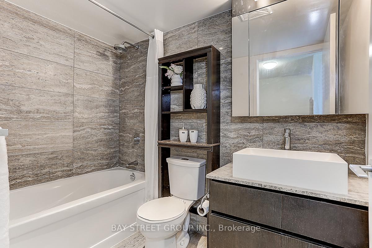 Photo 4 of Unit 1206, 15 Iceboat Terrace, Toronto, Waterfront Communities — HOMEH