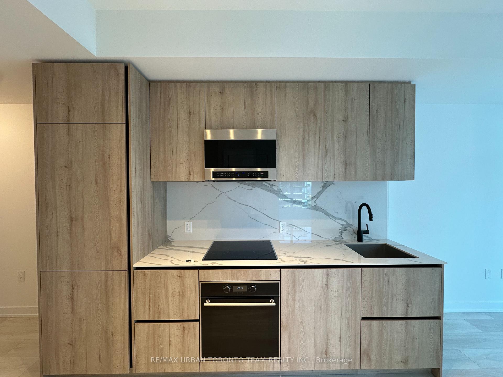 Photo 3 of Unit 3305, 127 Broadway Avenue, Toronto, Mount Pleasant West — HOMEH