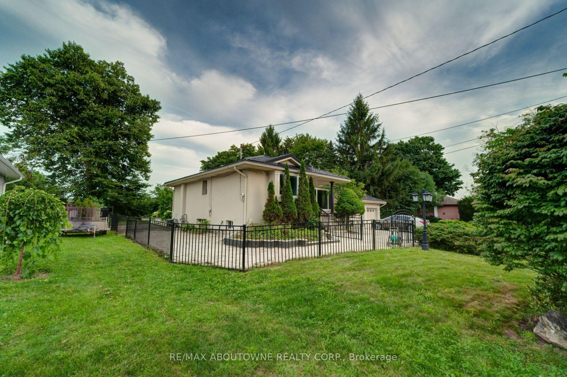 Photo 3 of 178 Carlisle Road, Hamilton, Rural Flamborough — HOMEH