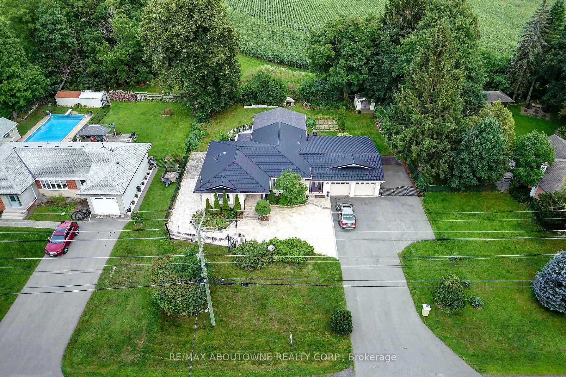 Photo 7 of 178 Carlisle Road, Hamilton, Rural Flamborough — HOMEH