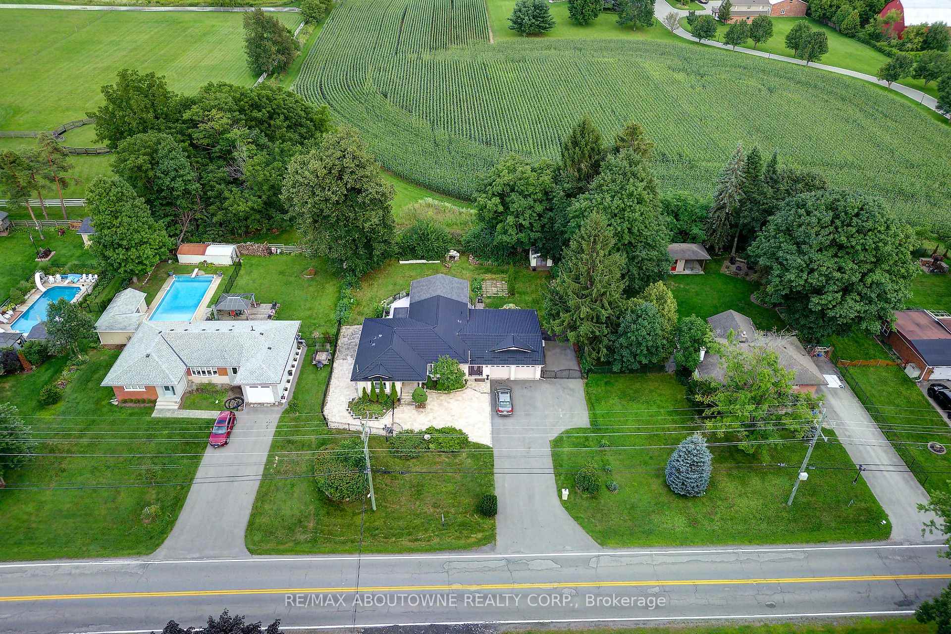 Photo 8 of 178 Carlisle Road, Hamilton, Rural Flamborough — HOMEH