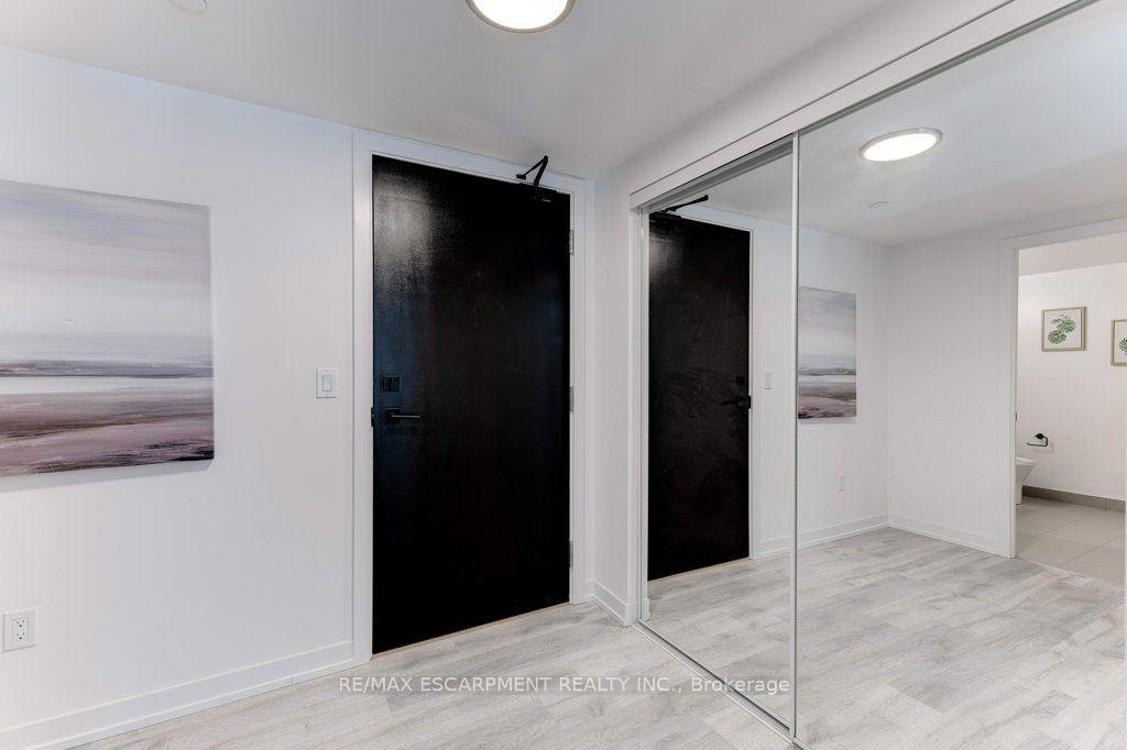 Photo 4 of Unit 803, 2 Augusta Avenue, Toronto, Waterfront Communities — HOMEH