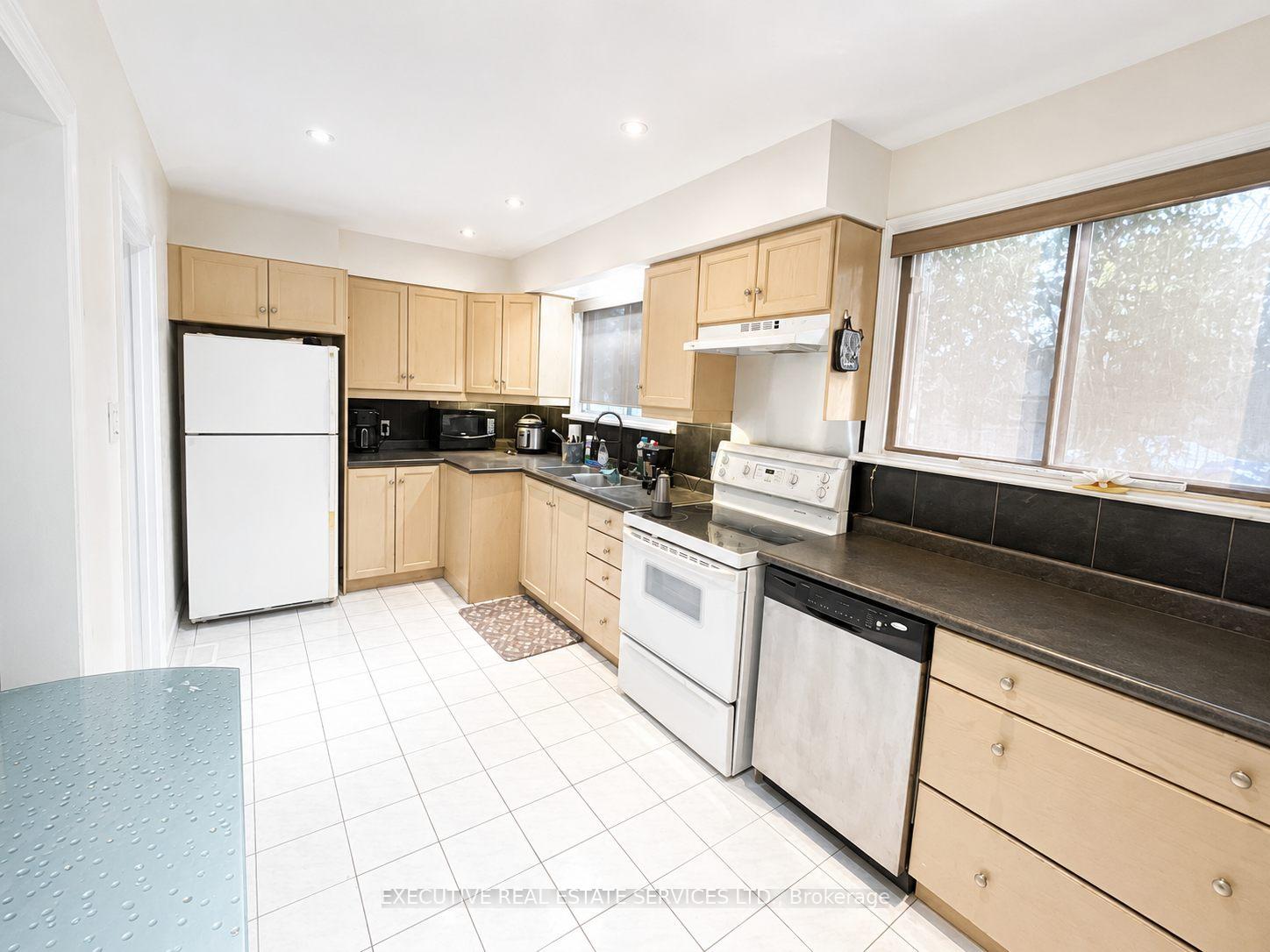Photo 4 of 41 Ludgate Drive, Etobicoke, Rexdale-Kipling — HOMEH